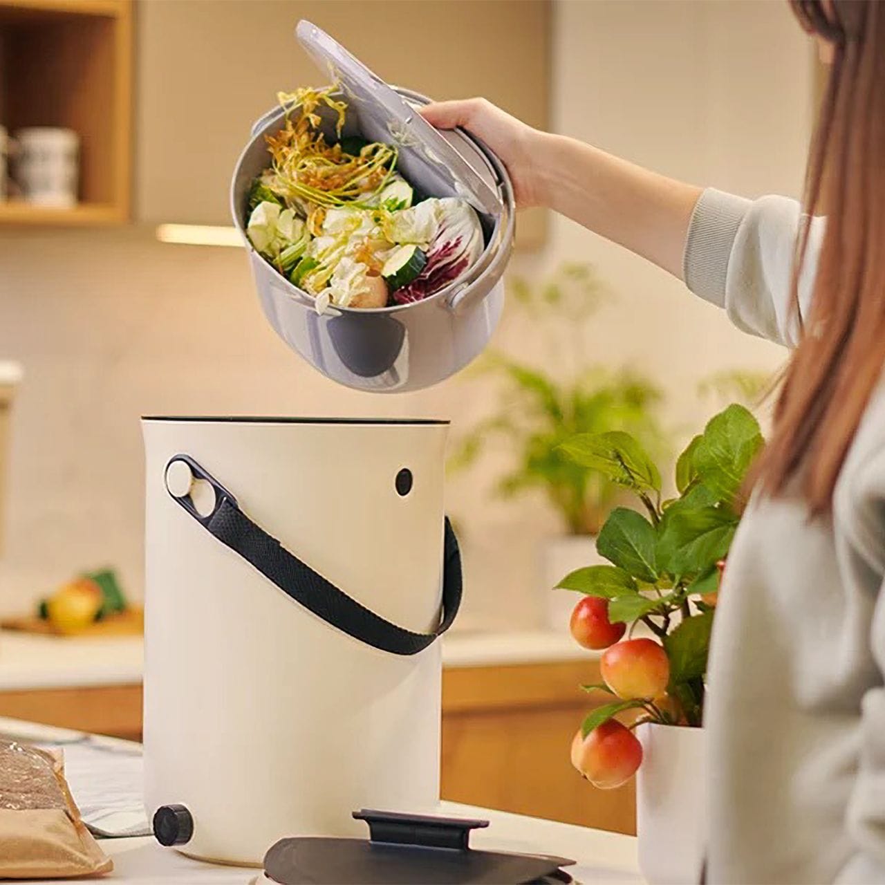 Contentor diário para conter os resíduos orgânicos alimentares antes de colocar no compostor, disponível em murta.eco