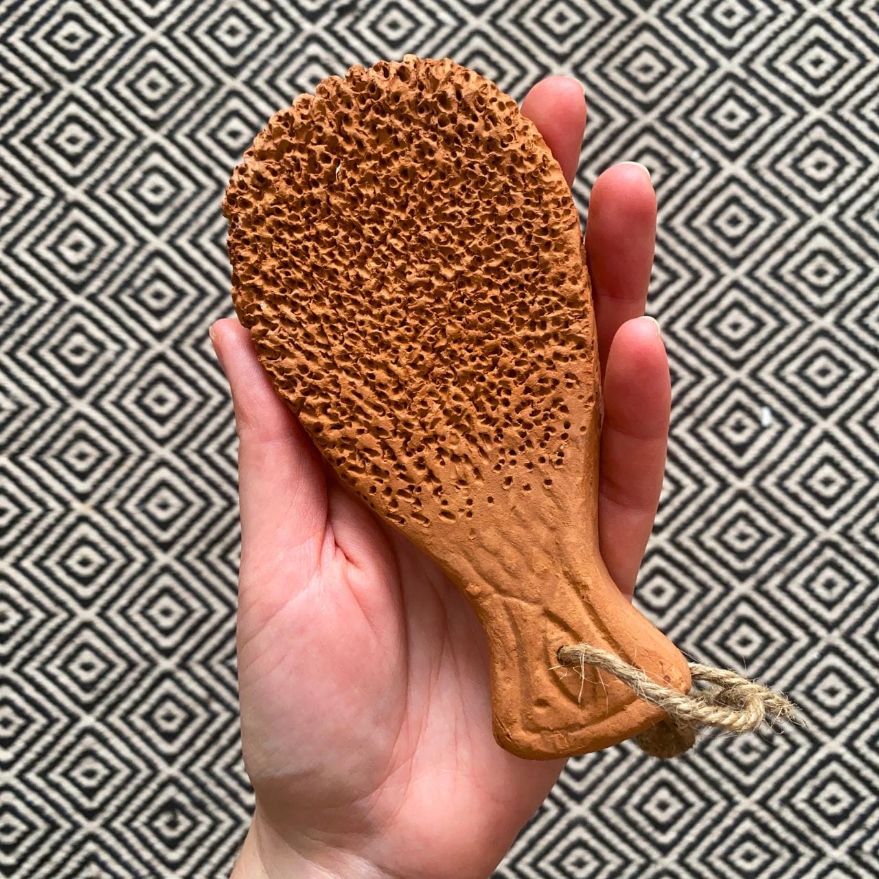 Escovas de cerâmica, gua sha, pedra pomes e bolsas de banho para massagem e esfoliação em murta.eco
