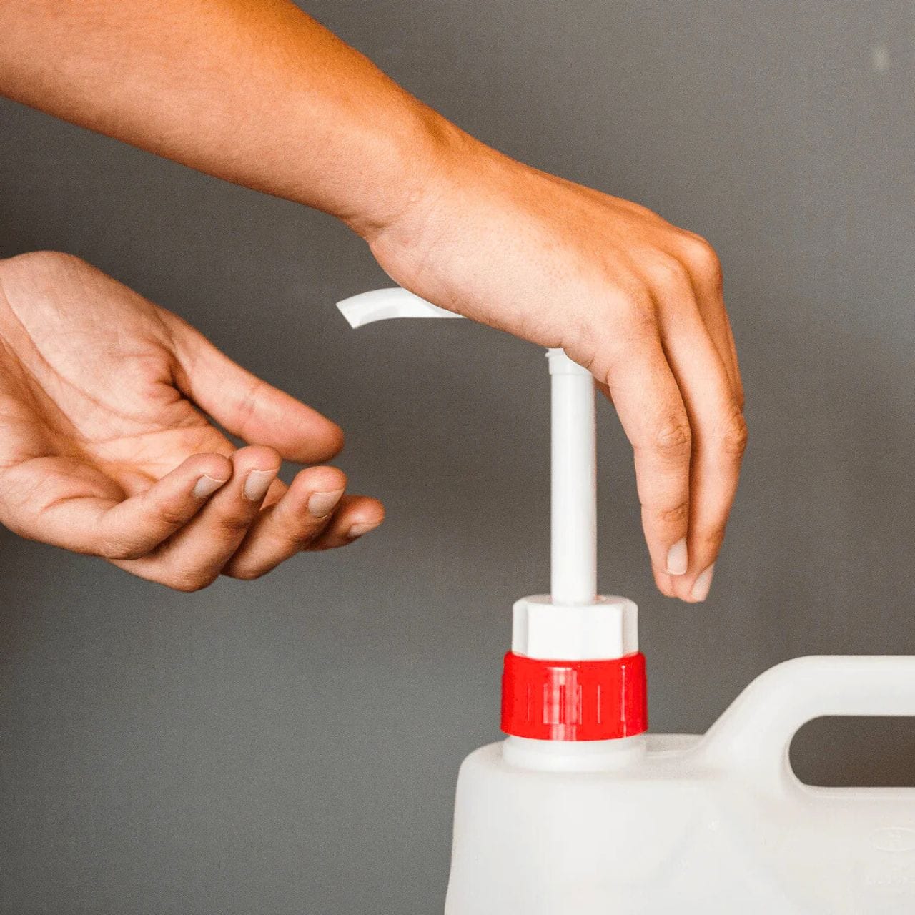 Bomba doseadora para detergentes ecológicos líquidos em quantidade, disponível em murta.eco