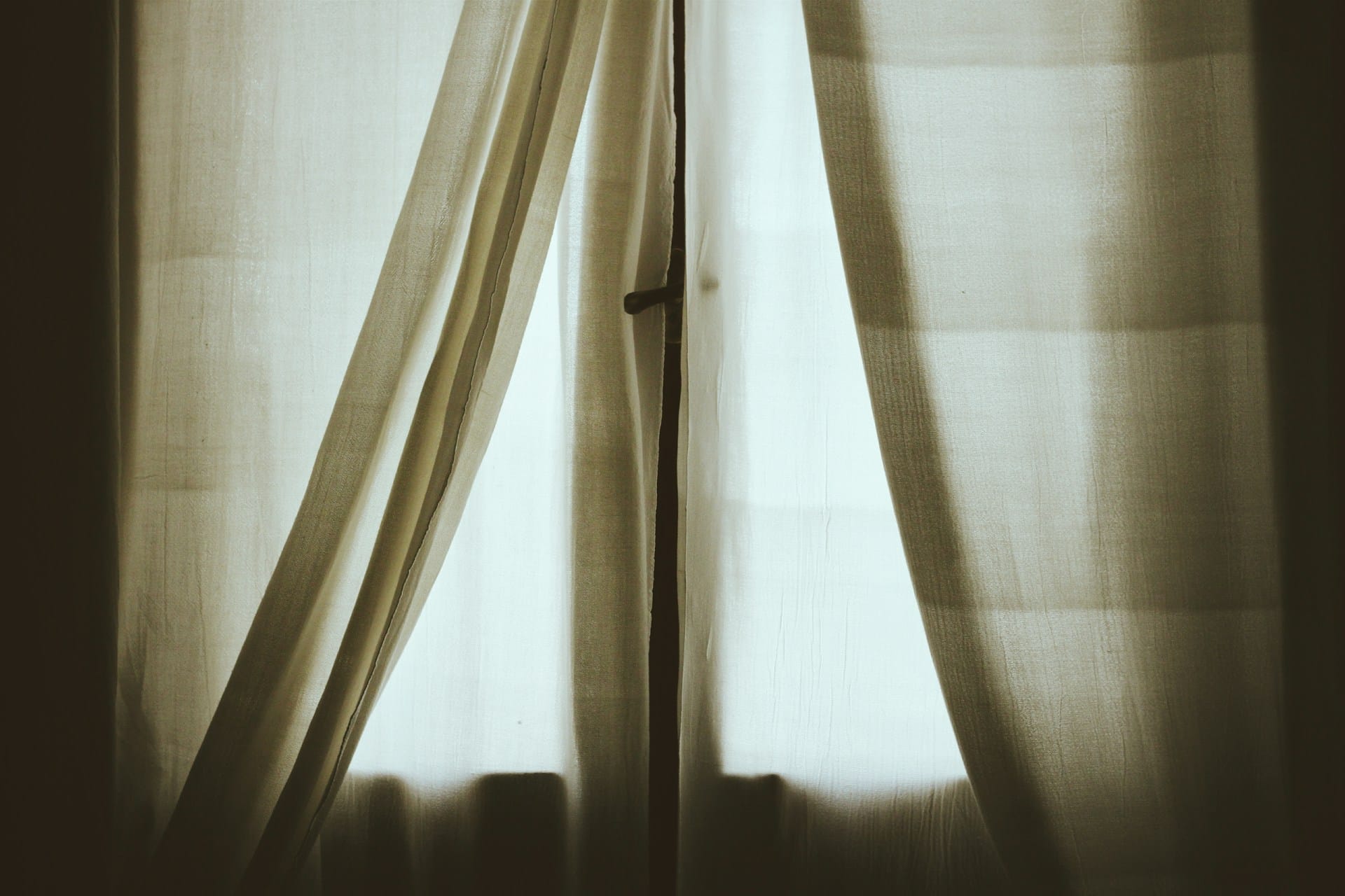Como utilizar cortinados, persianas e blackouts para controlar o calor e as temperaturas altas, mantenha a sua casa fresca no verão