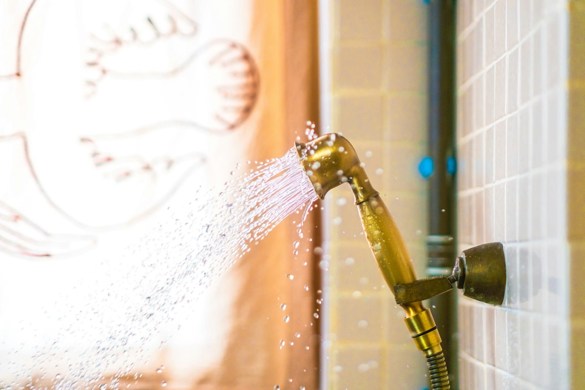 Como utilizar água para refrescar o corpo em dias de calor e ondas de calor, poupando água e energia