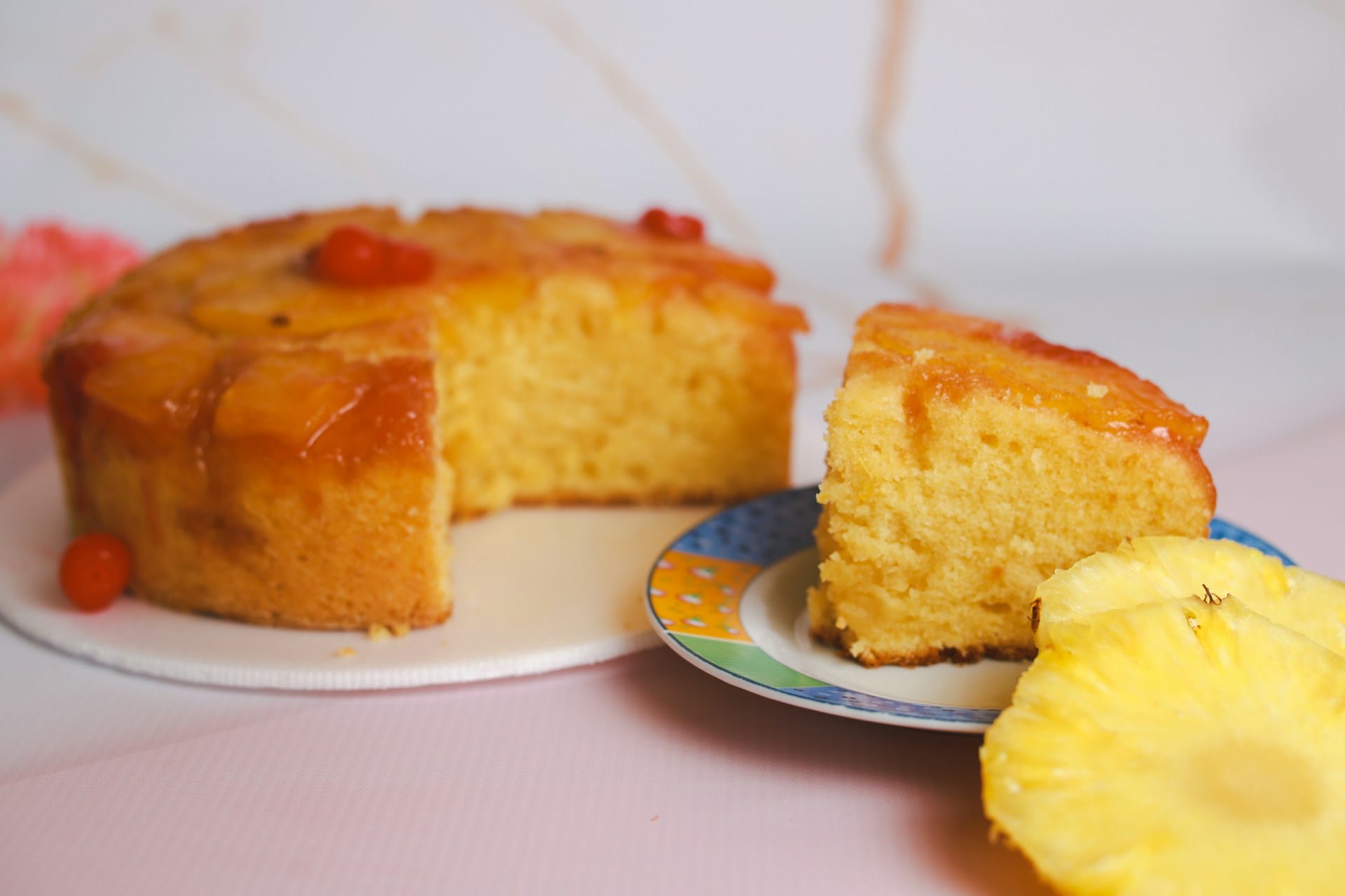 Crie bolo de ananás zero desperdício e delicioso, utilize todas as partes deste fruto disponível todo o ano