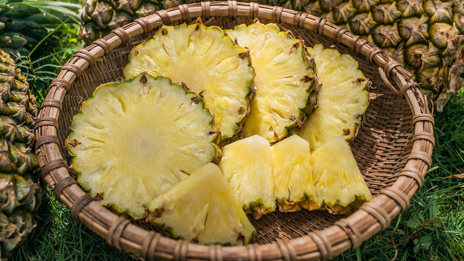 Saiba como criar receitas com todas as partes do alho francês e do ananás, delicie-se com uma cozinha zero desperdício e também também a carteira