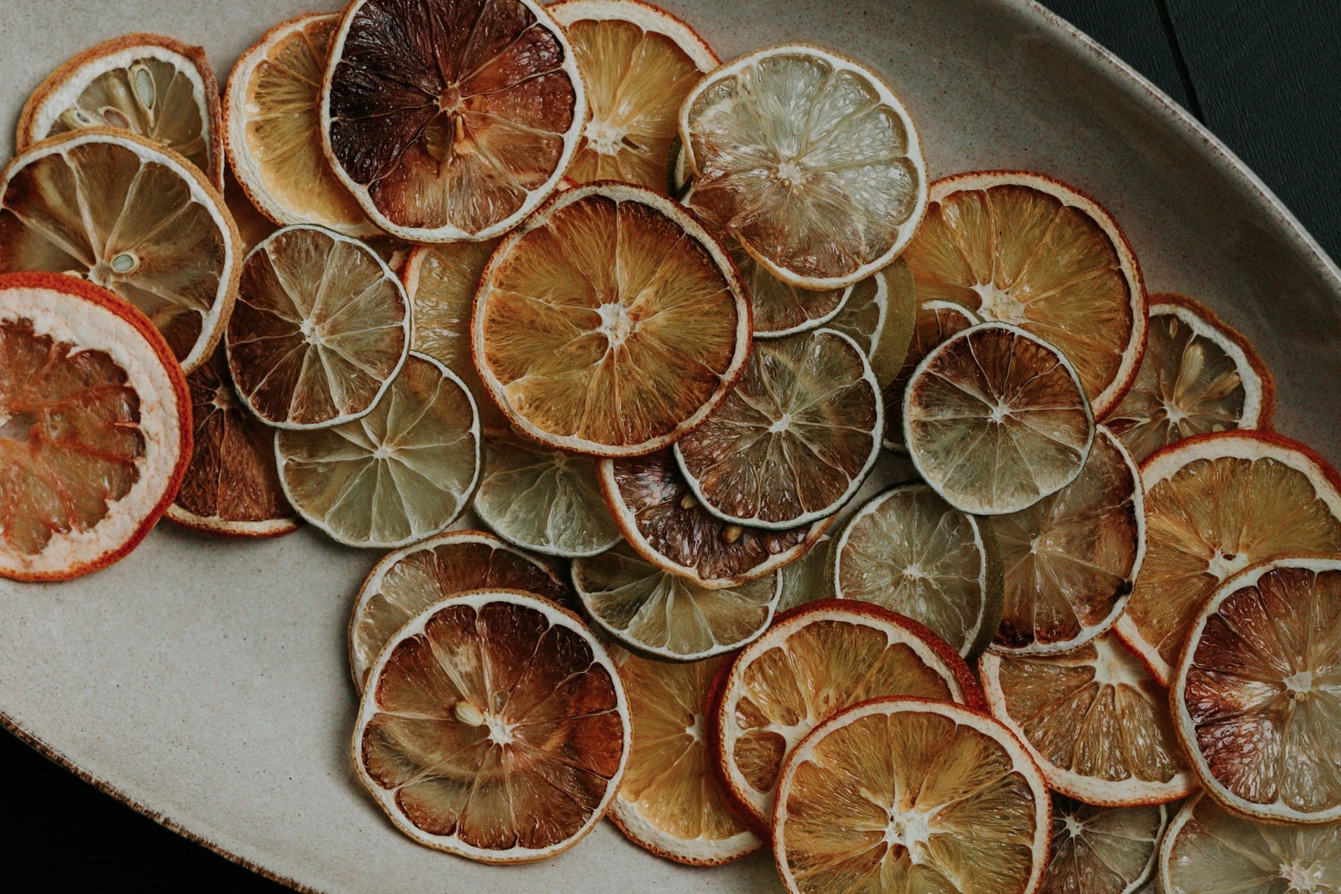 Aprenda a desidratar alimentos ao sol, no forno e com o desidratador, preserve os alimentos, ervas aromáticas e flores da sua horta