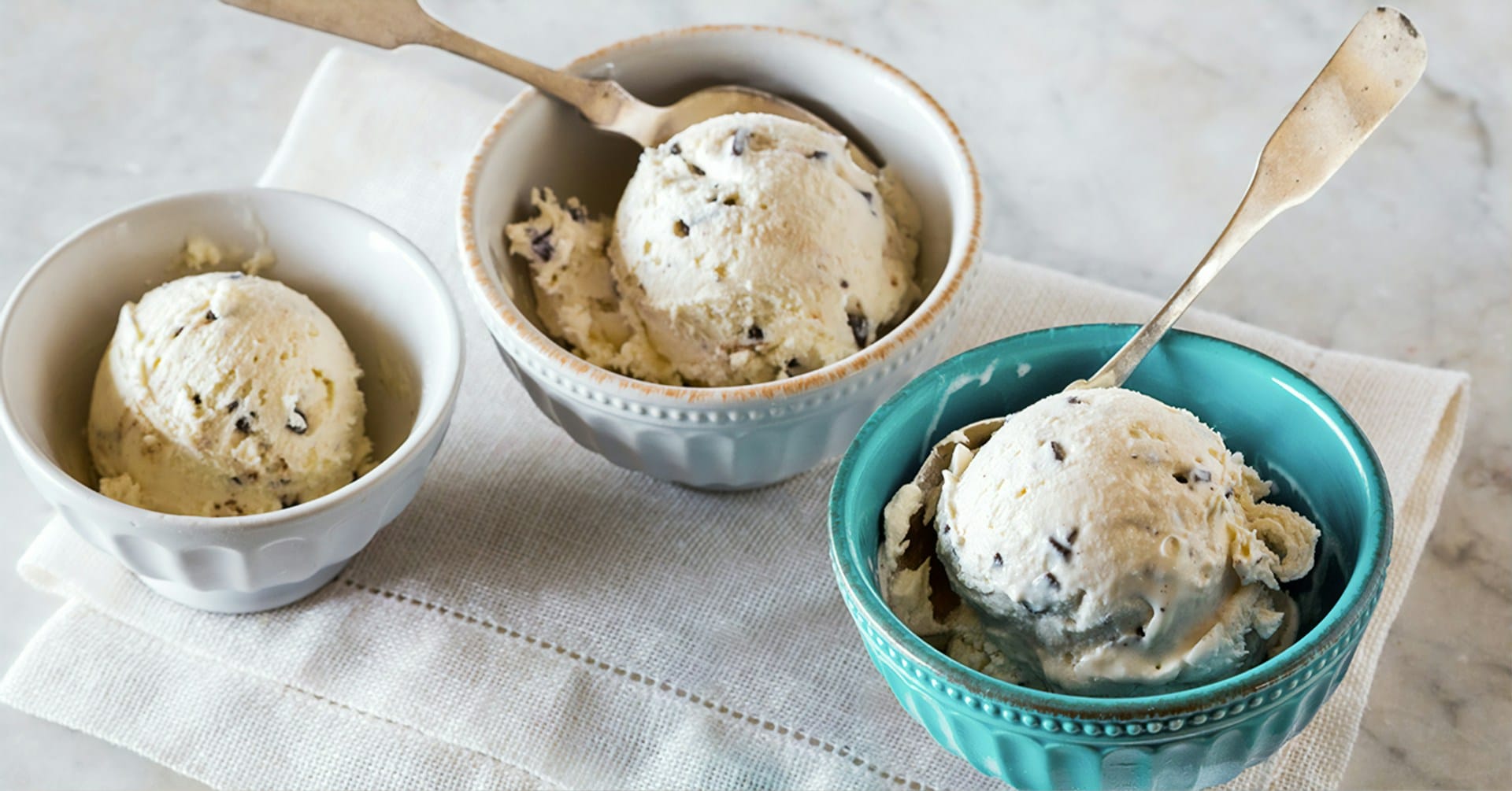 Crie gelado de stracciatella caseiro de forma simples com a base de gelado sem ovos, delicie-se com este gelado caseiro simples e perfeito para dias de calor ou sobremesas familiares