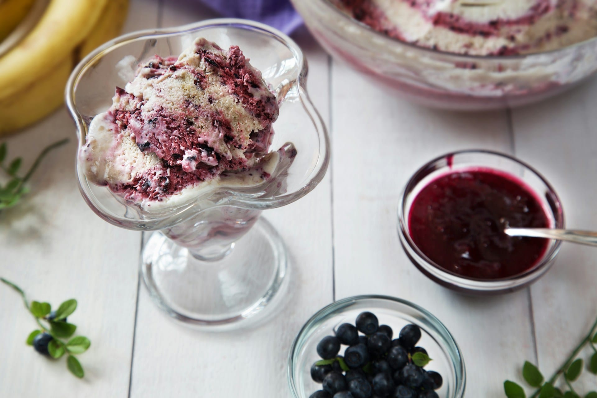 Saiba como criar uma base de gelado com gelado a partir da qual pode criar os gelados nos sabores favoritos de toda a família, receita mãe para criar gelados