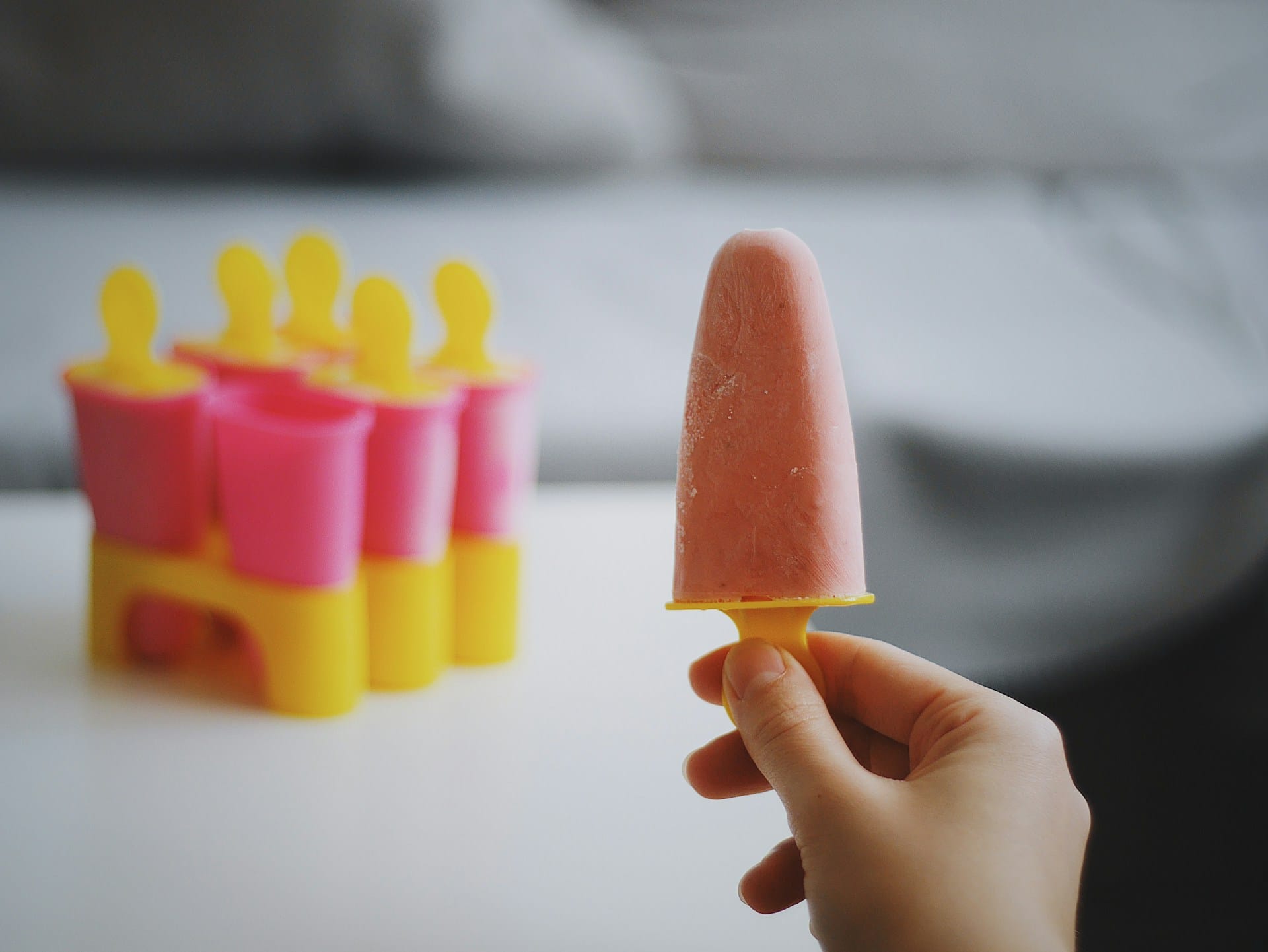 Aprenda a criar uma base de gelado sem gemas e com opções para intolerantes à lactose ou vegan, pois é possível criar gelados sem esse ingredientes