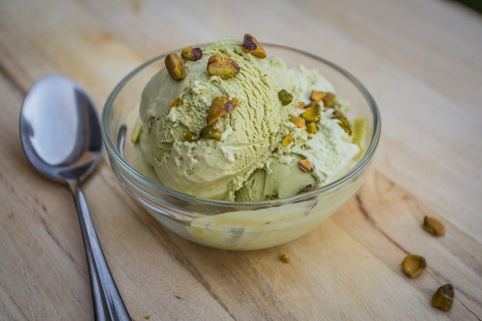 Aprenda a criar gelado de bolo de bolacha a partir da receita base de gelados com ovos, delicie a família com este gelado caseiro delicioso e que seguramente irá agradar a todos