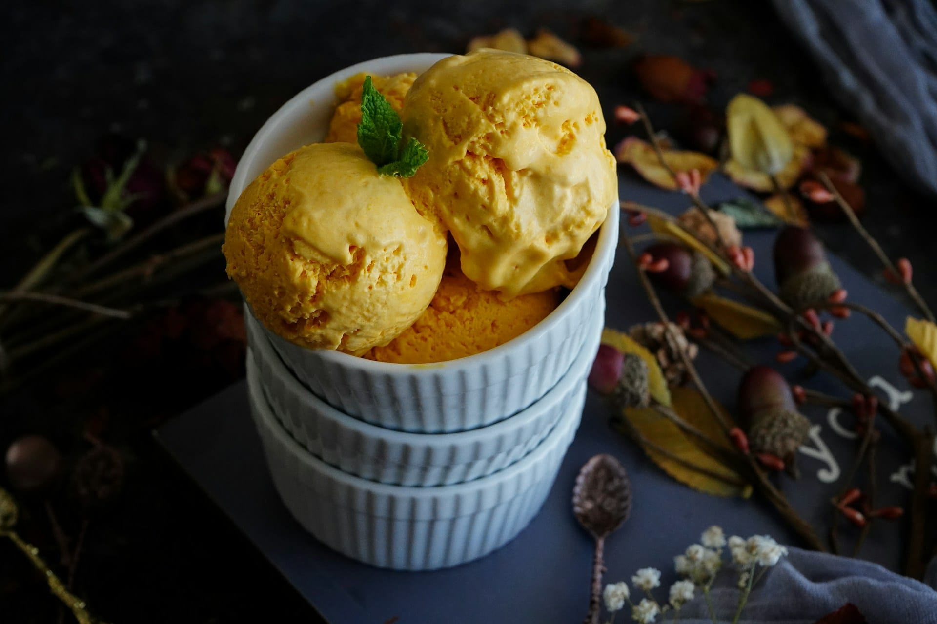 Aprenda a criar os seus gelados caseiros de forma simples com bases de gelado com e sem ovos, leite, escolha os seus ingredientes favoritos e reduza o açúcar
