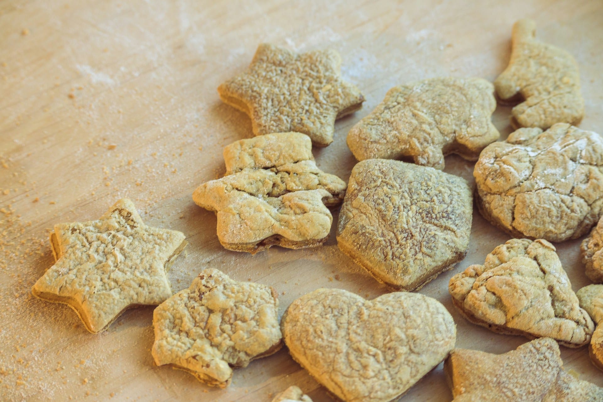 Aprenda a fazer biscoitos caseiros para cães com farinha caldo e manteiga de amendoim simples económico e com ingredientes comuns delicie o seu patudo