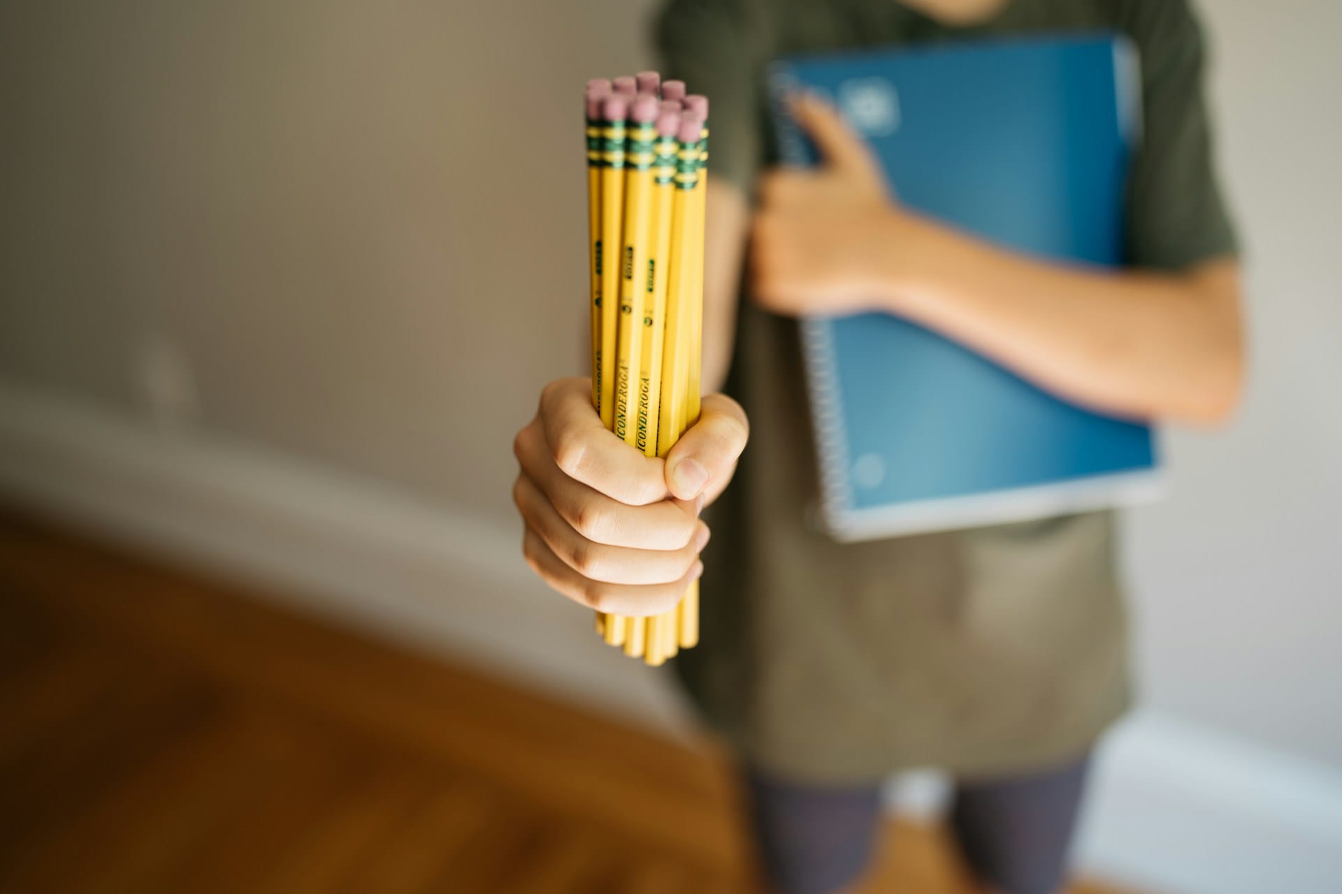 Dicas para personalizar e reutilizar material escolar antigo de crianças e jovens, poupança económica e ambiental