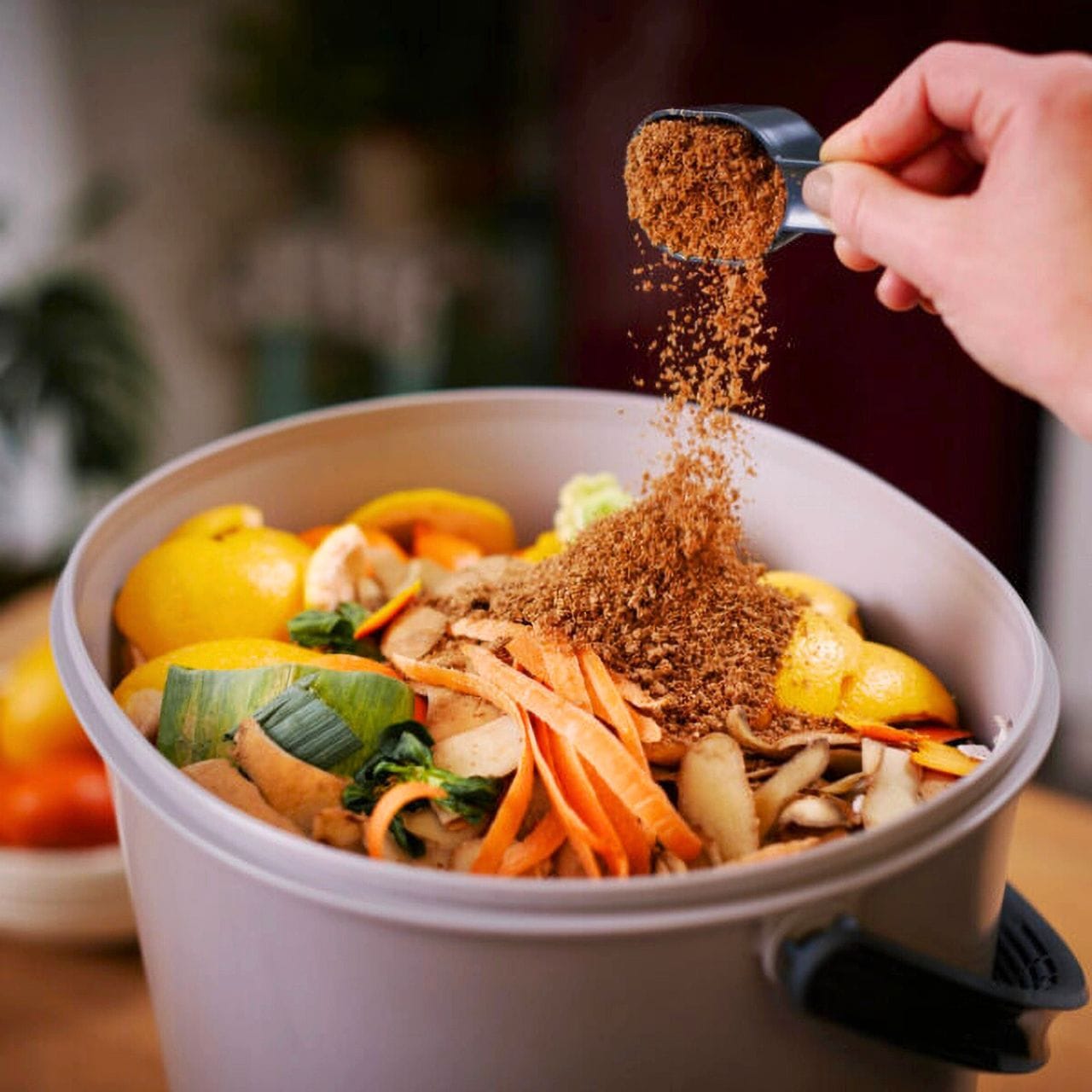 Aprenda a criar com ingredientes comuns e de cozinha farelo para compostagem bokashi, seja autossuficiente na sua compostagem doméstica