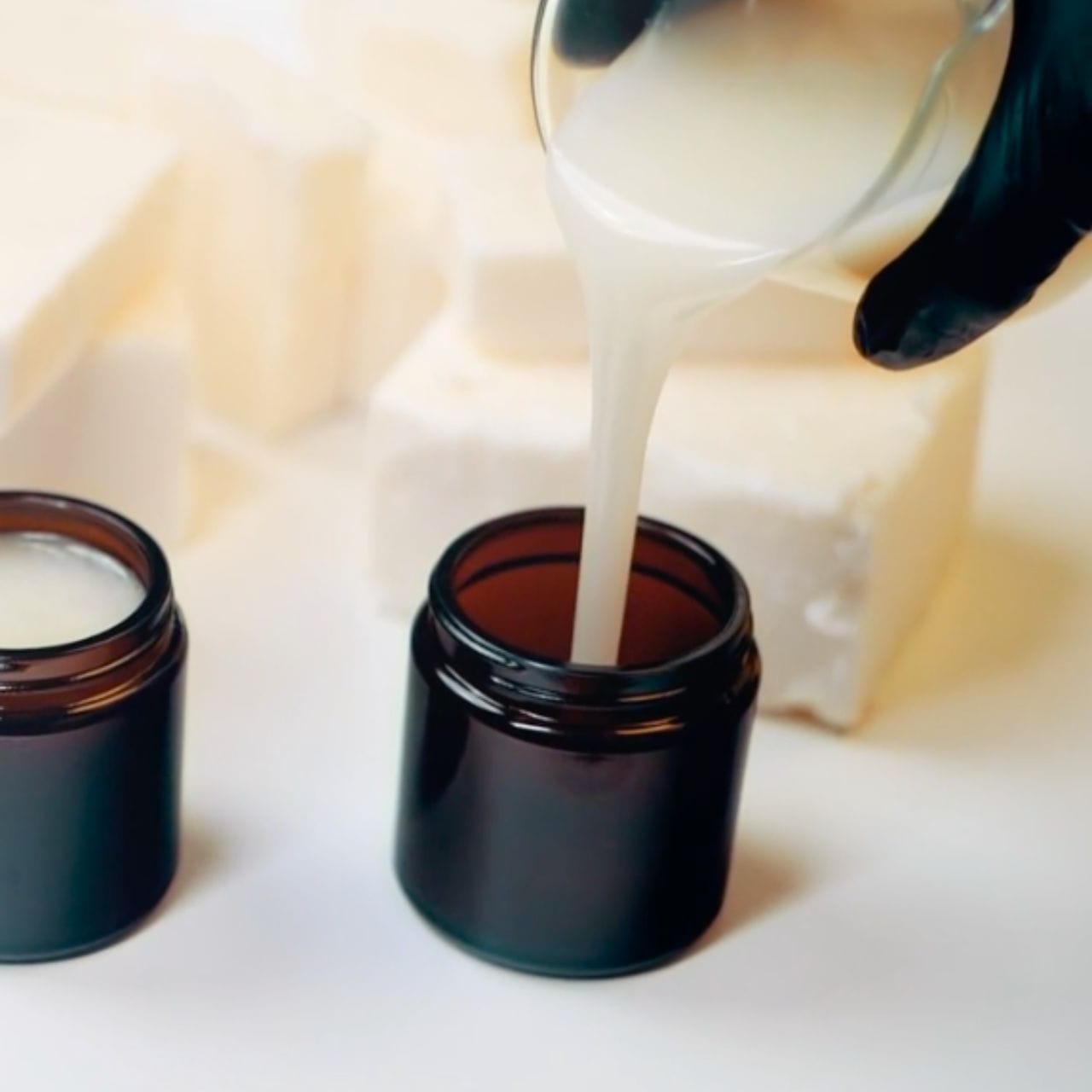 Saiba como utilizar e conservar os bálsamos e manteigas vegetais, cosméticos naturais utilizados para hidratar todos os tipos de peles