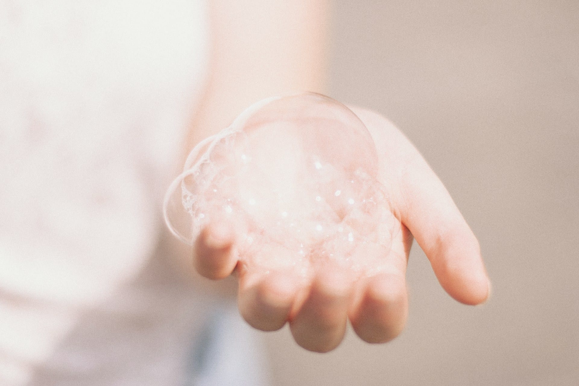 Dicas para criar espuma para barbear de forma natural com sabão e as mãos ou sabão e pincel de barbear artesanal