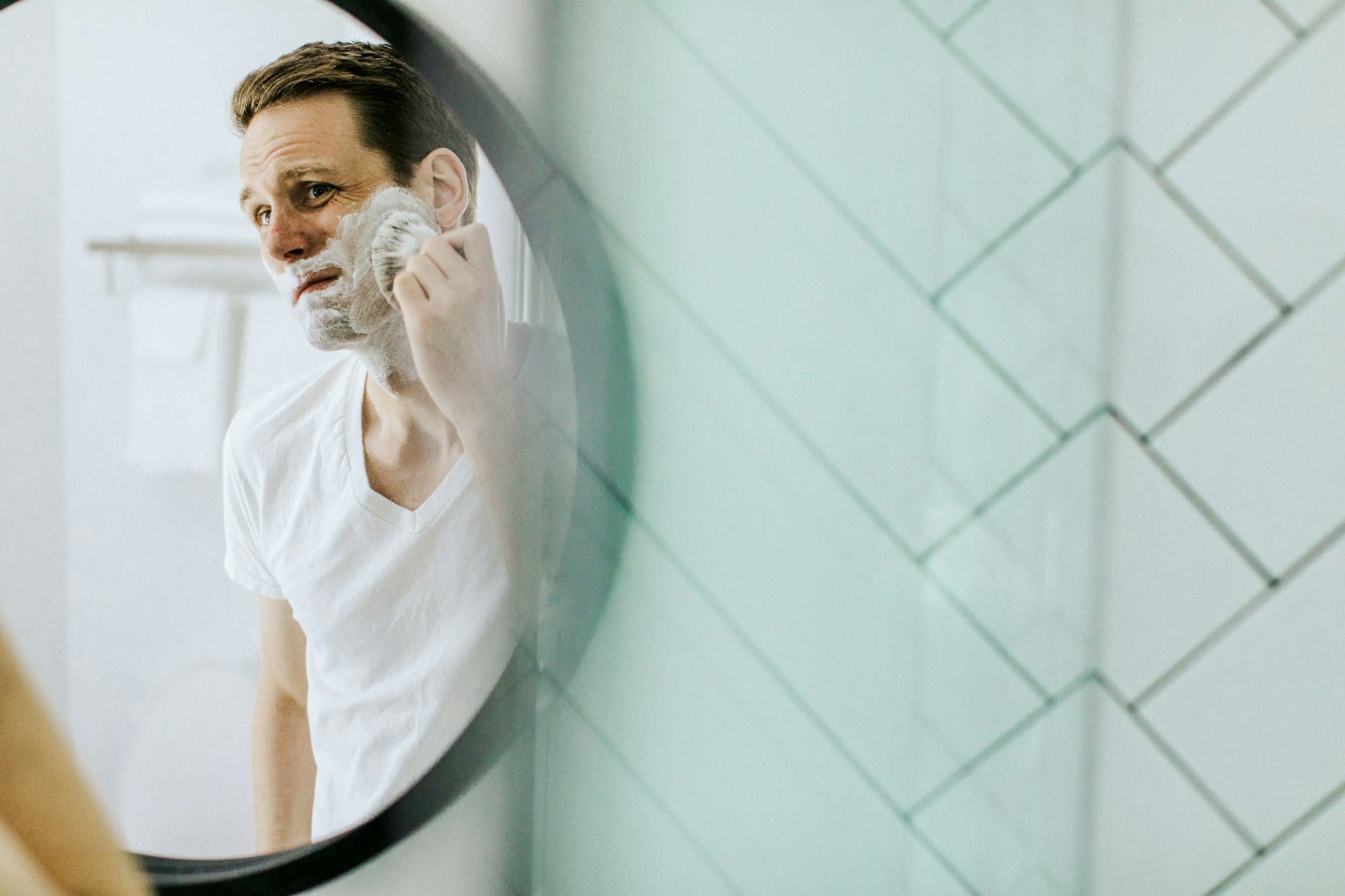 Dicas simples para um ritual de barbear e cuidado da barba e bigode natural e sustentável com base em ingredientes naturais e acessórios reutilizáveis