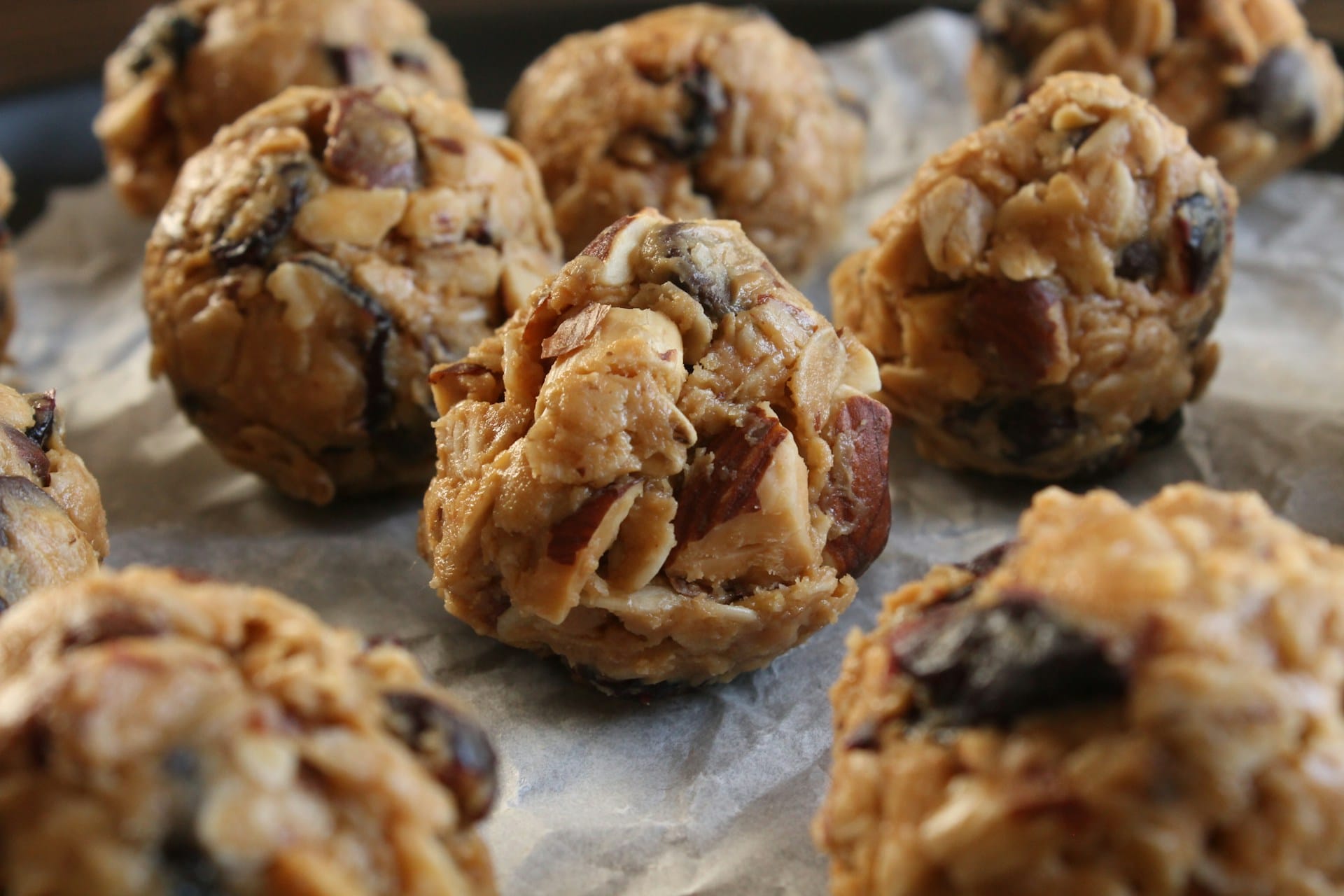 Aprenda a criar bolas de frutos secos e crie lanches saudáveis e nutritivos para toda a família, crie lancheiras caseiras simples e deliciosas para crianças e adultos