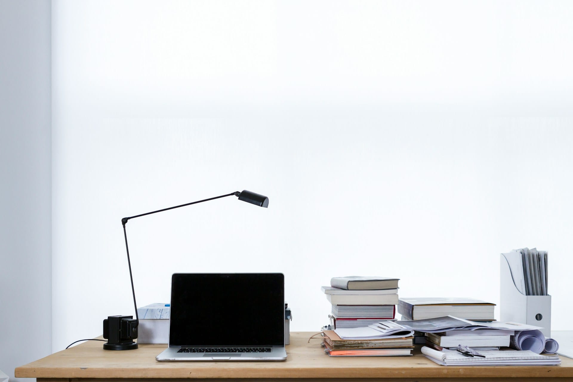 Dicas para organizar e destralhar o seu espaço de trabalho para um rotina simplificada e sustentável
