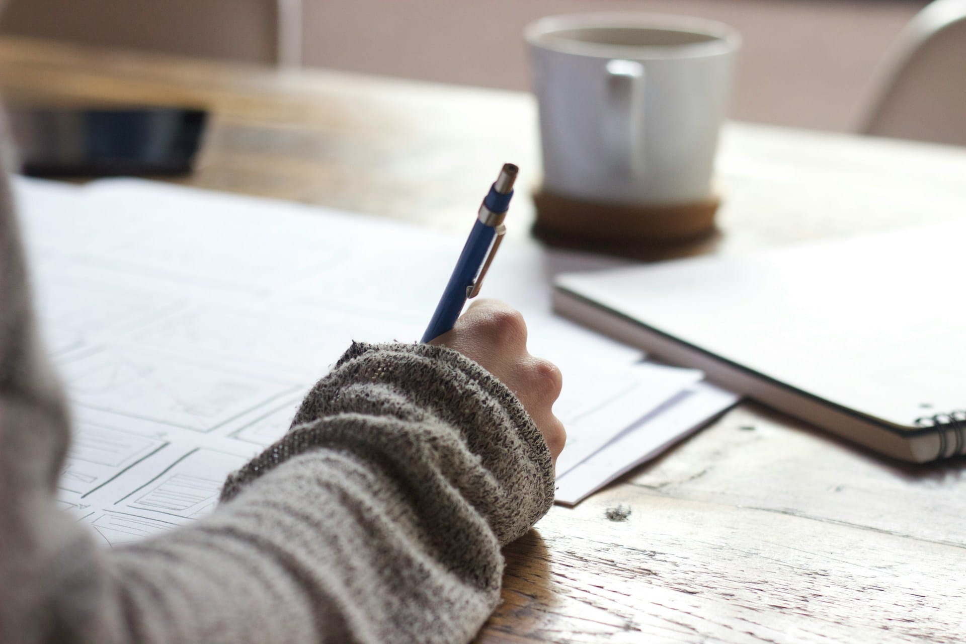Dicas para uma rotina de trabalho normal, simples mas com base em atitudes mais sustentáveis, económicas e mantendo o conforto necessário à execução de trabalho produtivo