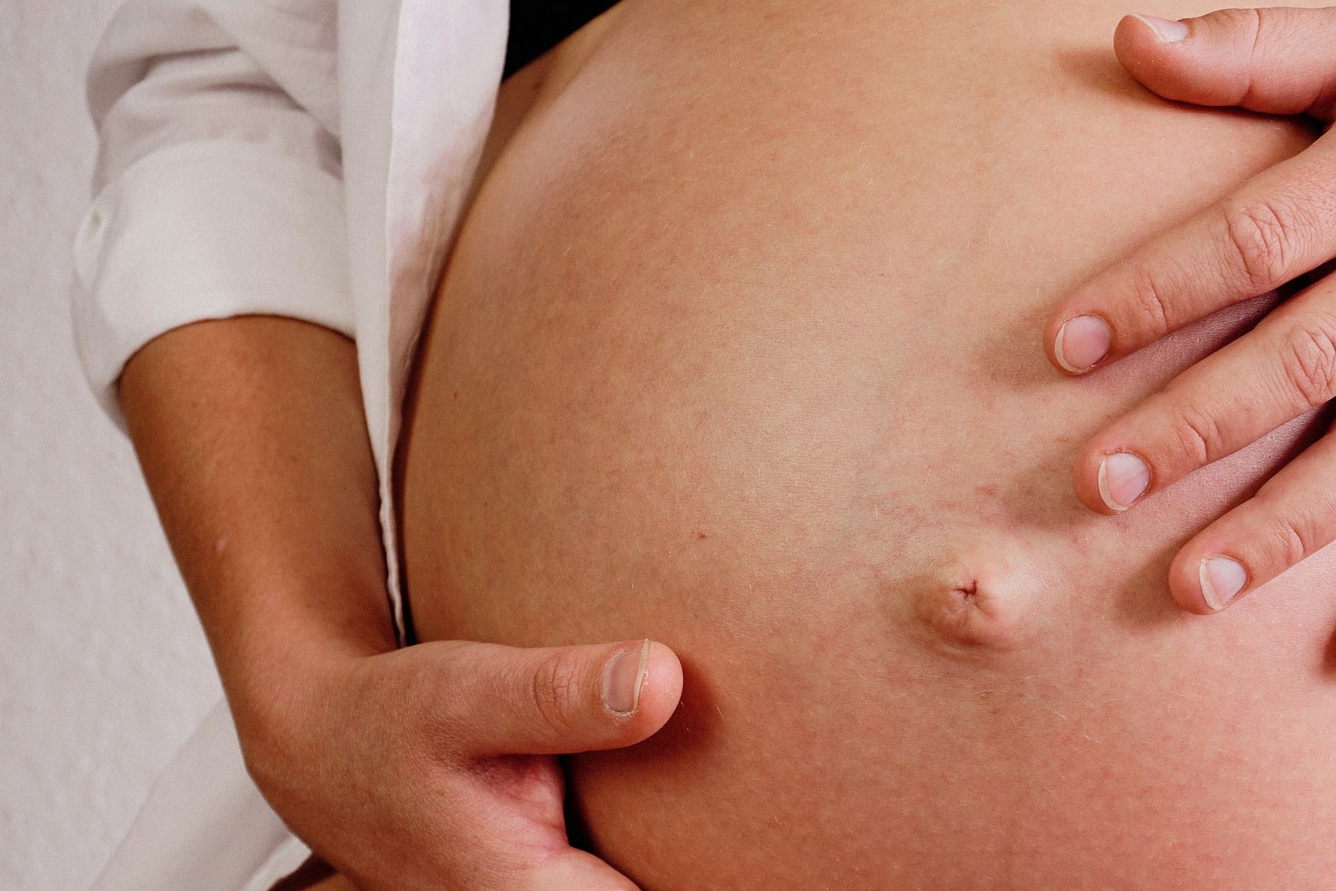Sugestões para manter a rotina de cosmética simples e segura durante a gravidez para a mãe e para o bebé