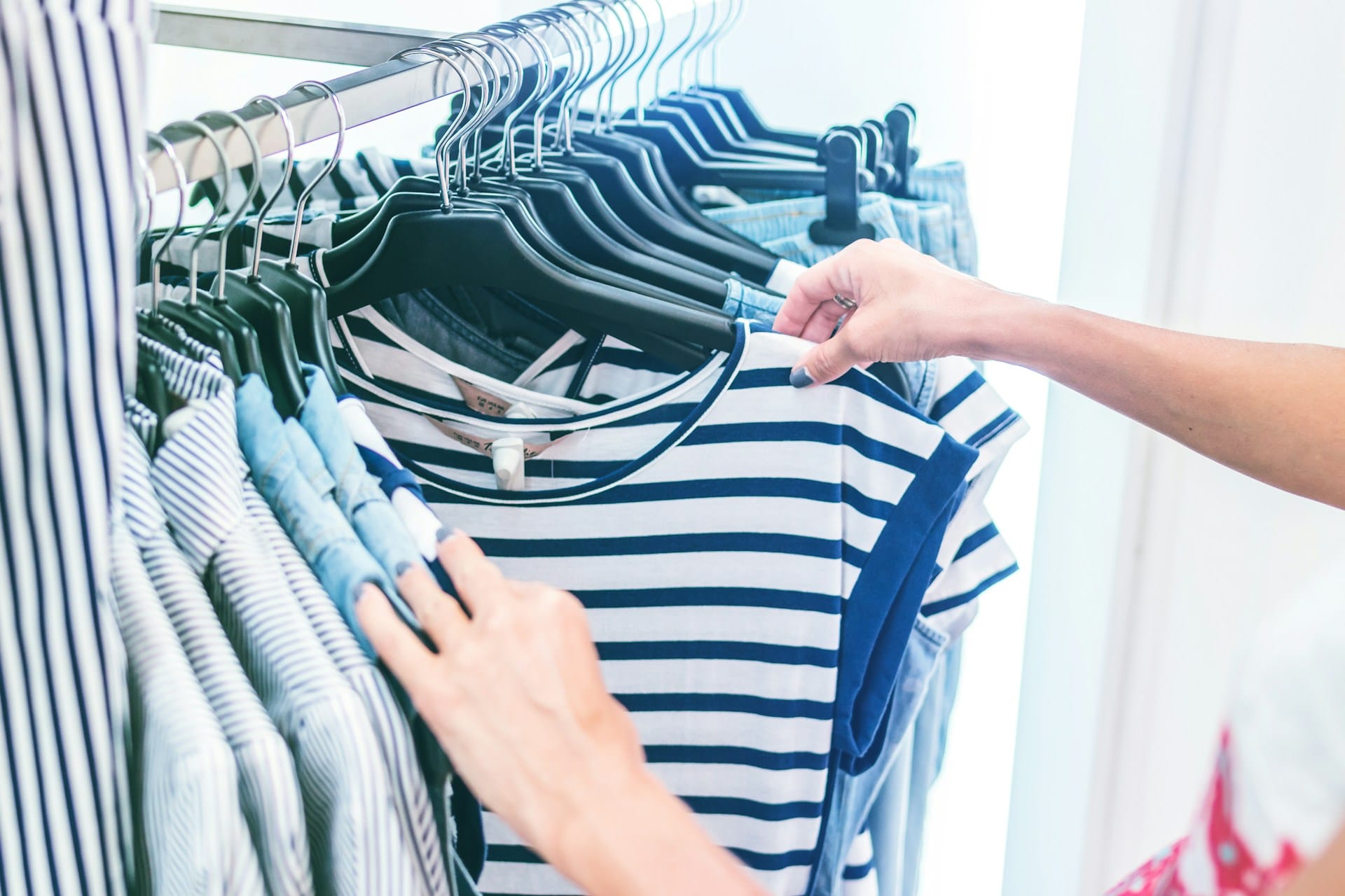 Saiba como analisar as peças de vestuário e acessórios que tem no seu roupeiro, aprenda a simplificar e a organizar o seu roupeiro