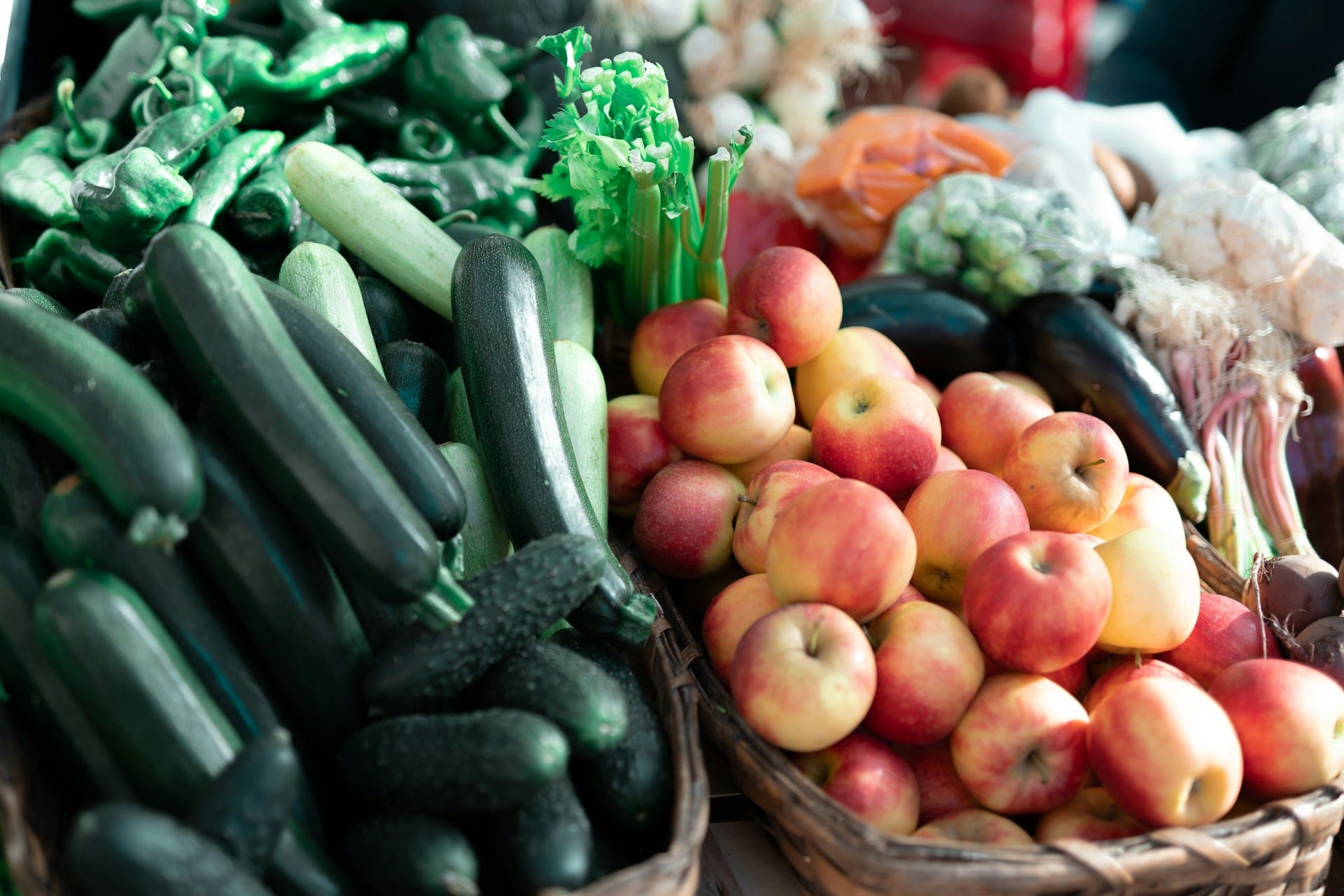 Saiba como pode poupar a comprar alimentos frescos a granel sustentáveis, crie uma lista de compras sustentável com alimentos frescos a granel
