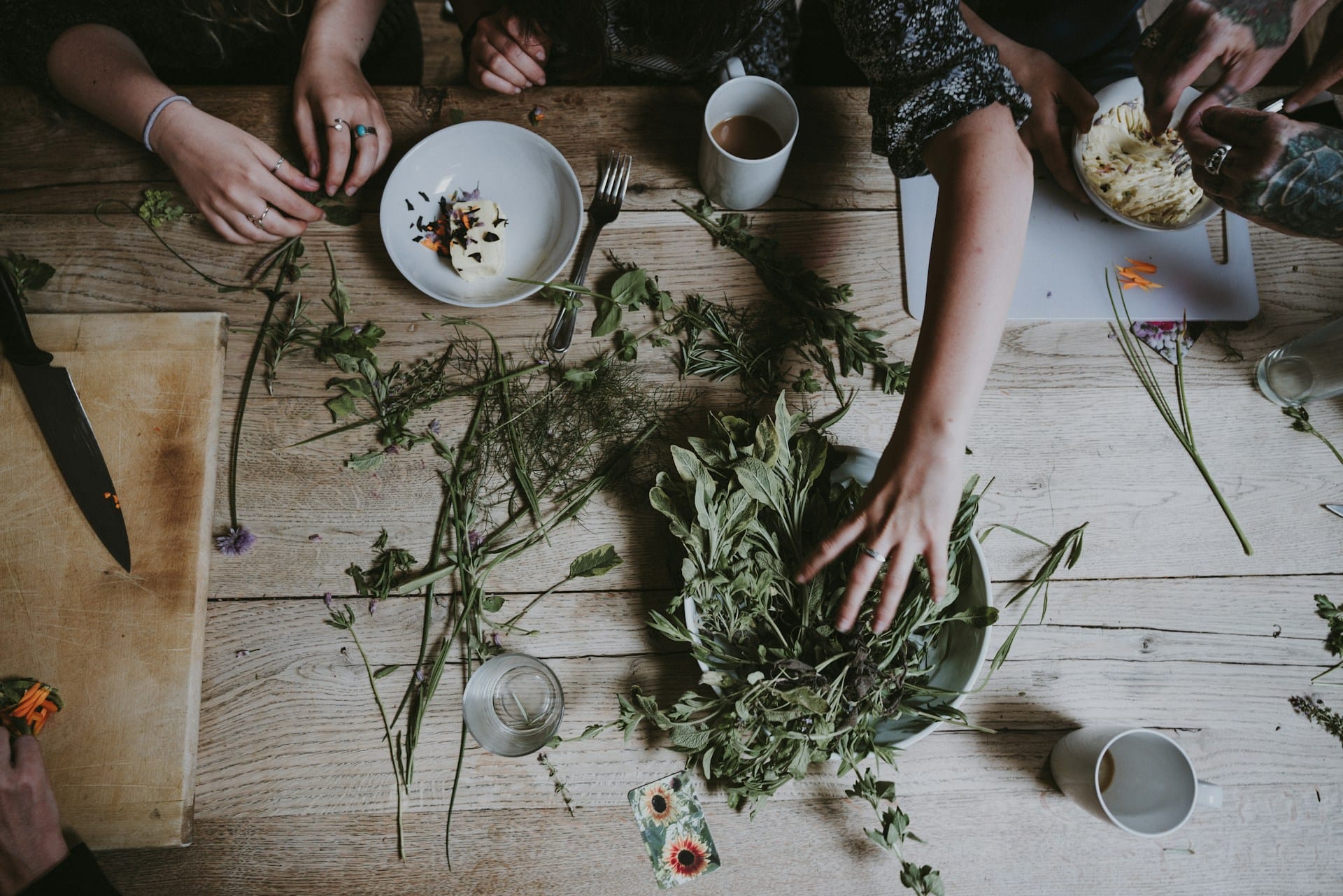 Aprenda a escolher ervas aromáticas a colher e a secar de várias formas para preservar estas ervas com propriedades gastronómicas e medicinais importantes