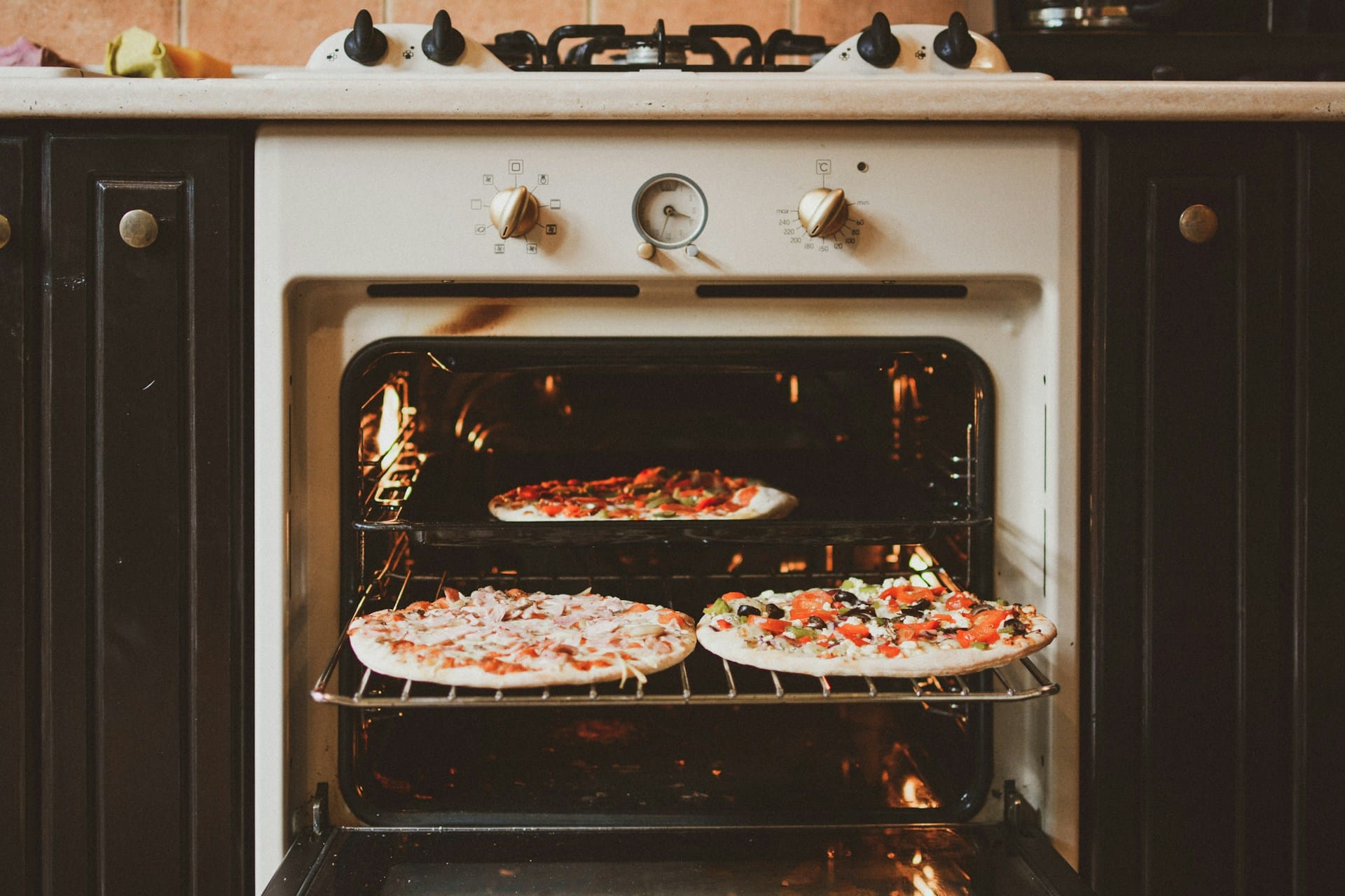 Conheça dicas para poupar energia com o seu forno em pleno funcionamento e com a energia residual do equipamento após desligar
