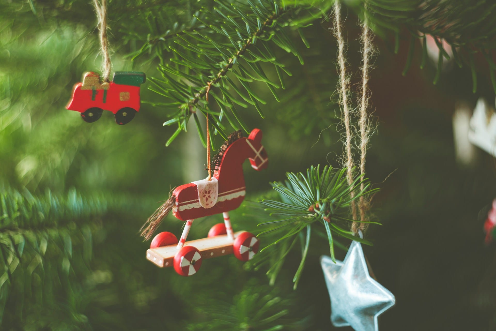 Dicas para a substituição da compra de uma nova árvore de Natal de plástico simples económicas e práticas para qualquer espaço