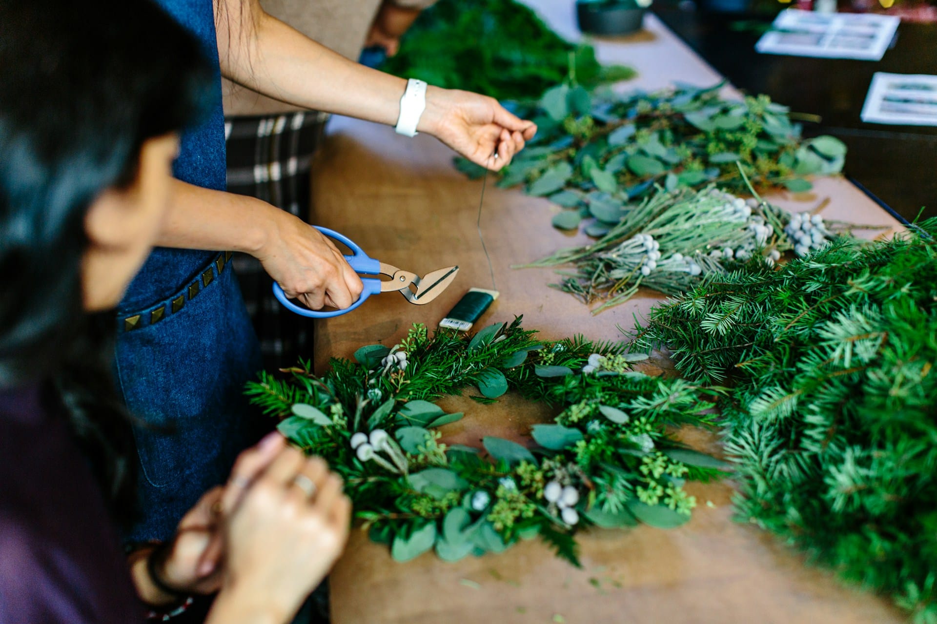 Faça-você-mesmo uma coroa de Natal, aprenda a criar uma coroa decorativa para este Natal de forma simples