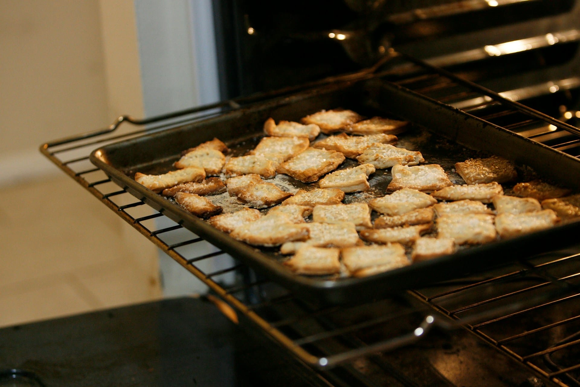 Sugestão de receita de crackers de alecrim perfeitas para acompanhar queijos frutos secos e até fruta na sua mesa de Natal