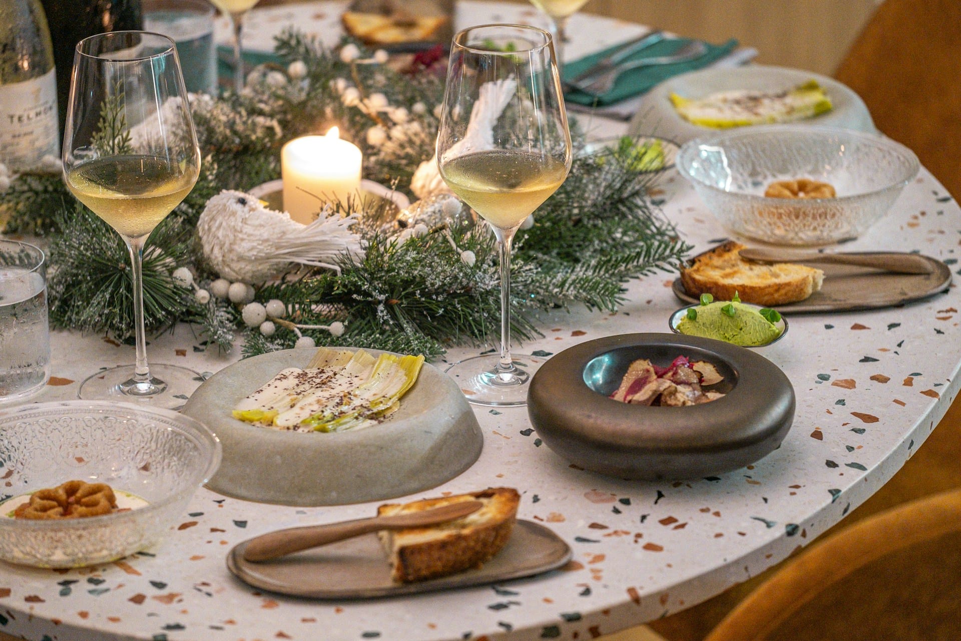 Saiba como utilizar taças frascos e até coroas de Natal para decorar a sua mesa natalícia