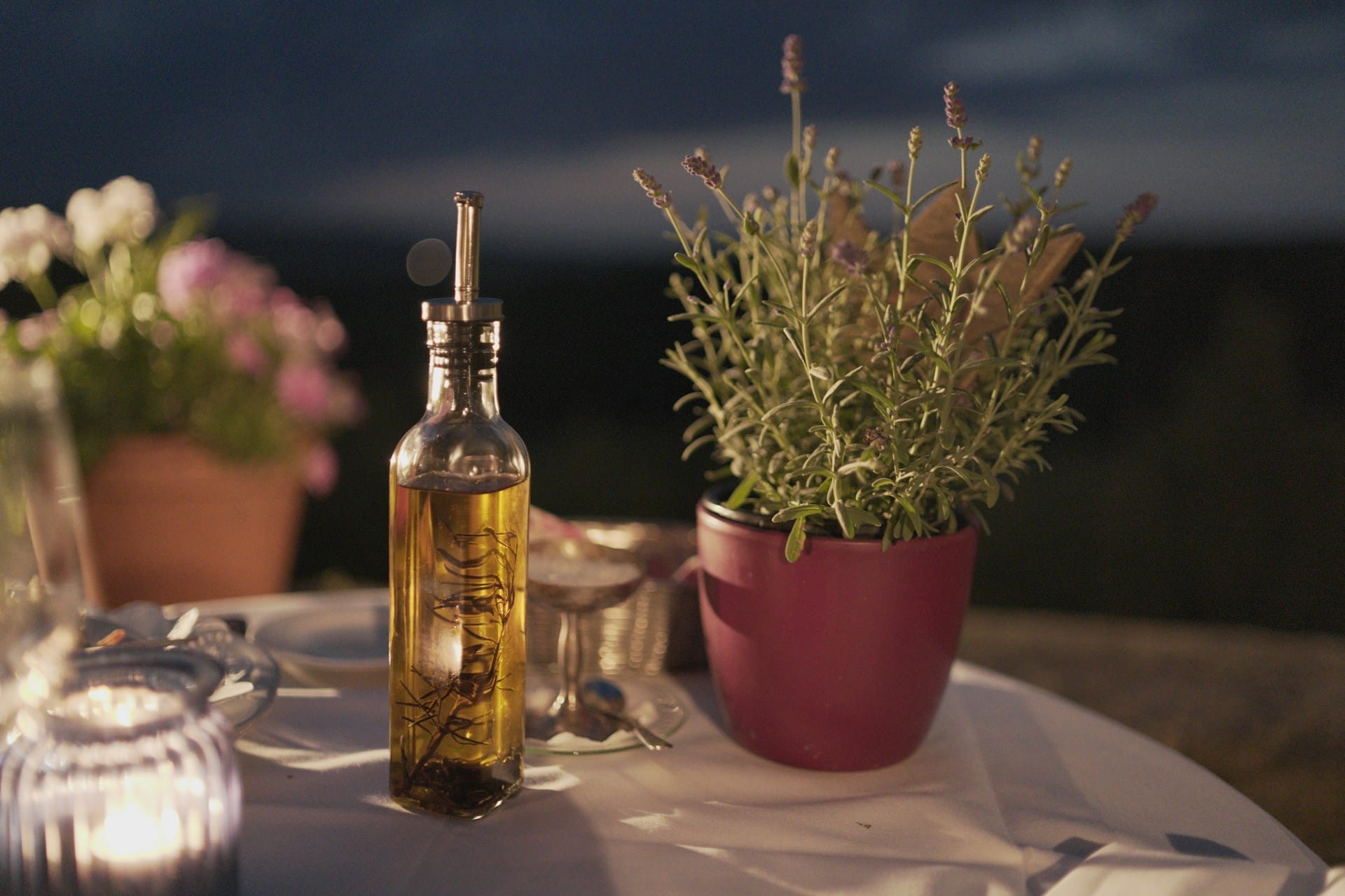 Aprenda a criar azeite aromatizado e ofereça um presente caseiro delicioso e único a todos os apreciadores de culinária