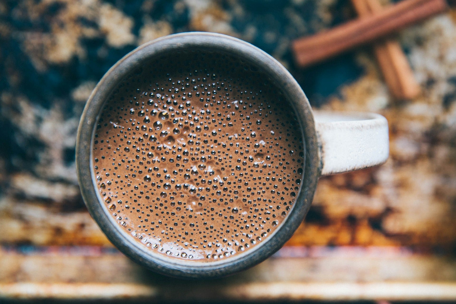 Saiba como criar e oferecer preparado de chocolate quente e surpreenda com um presente caseiro guloso