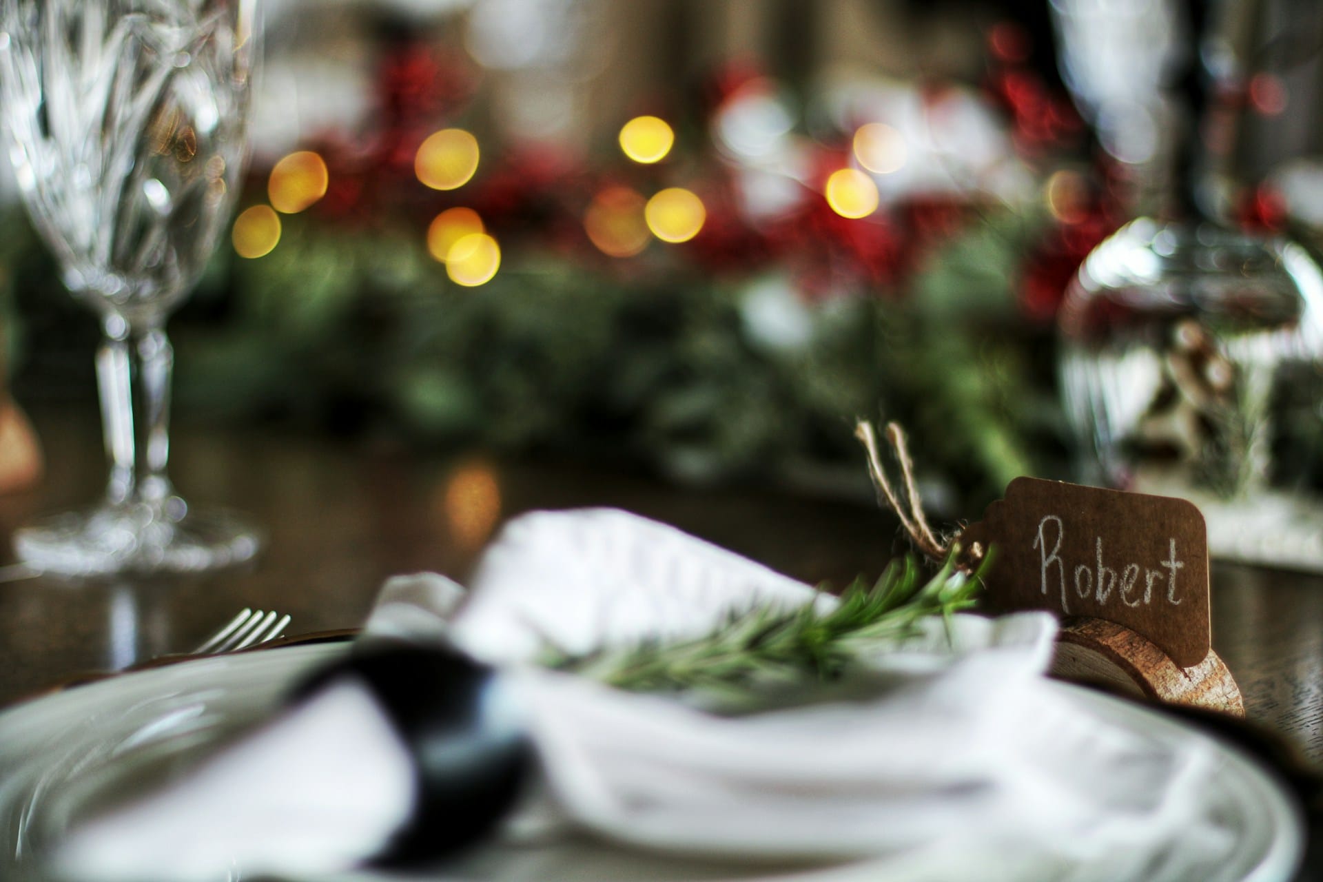 6 ideias simples para decorar a mesa de Natal com elementos que já possui ou naturais que pode facilmente encontrar