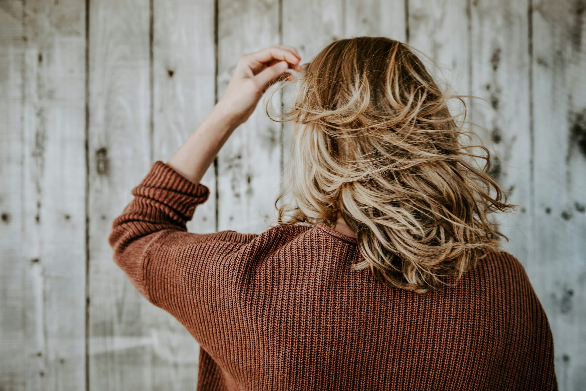 Aprenda a criar vinagre para cuidado capilar de forma simples e ofereça um presente caseiro e de cosmética natural