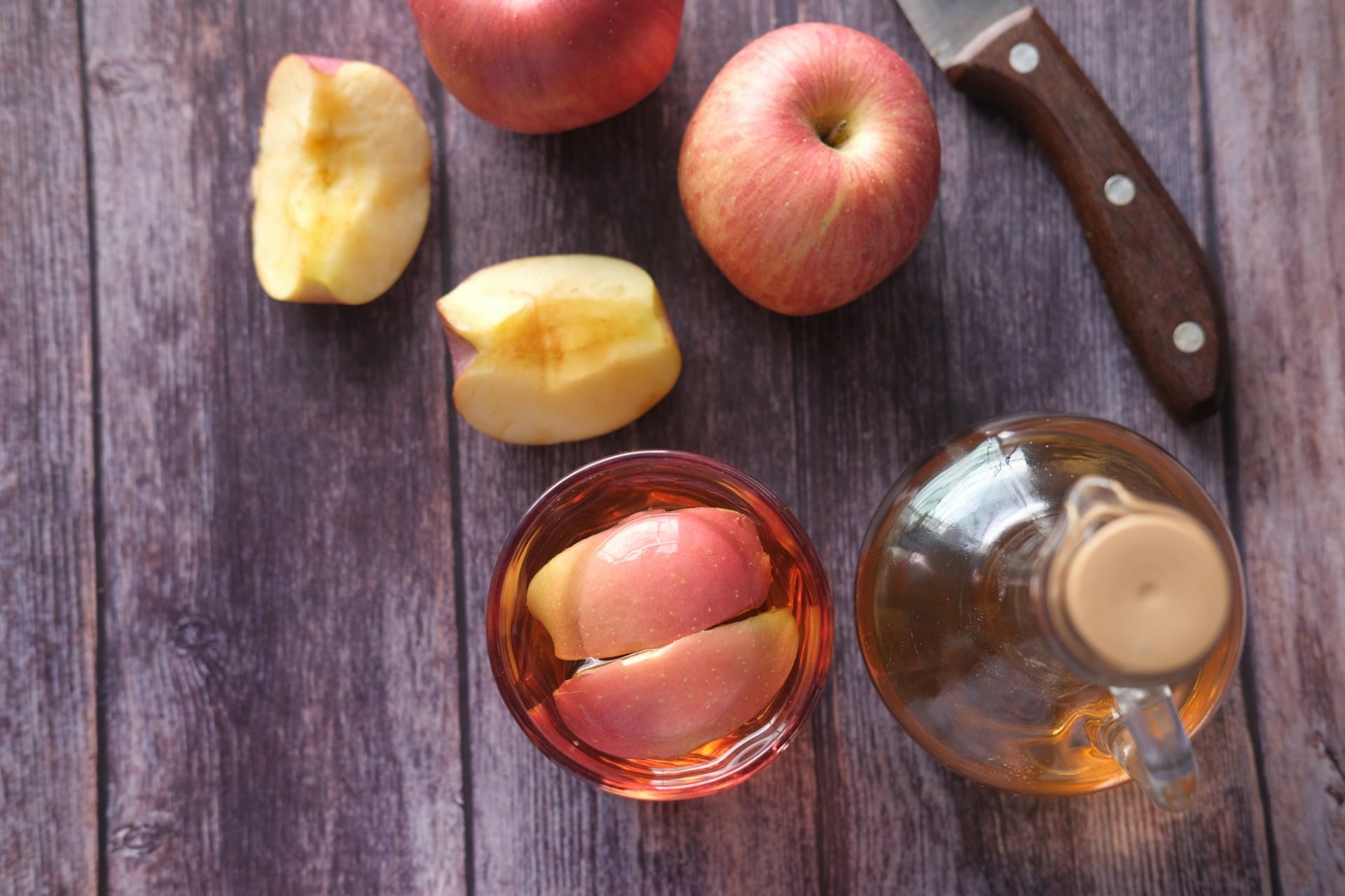 Aprenda a criar vinagre aromatizado e crie um presente caseiro personalizado perfeito para amantes de culinária
