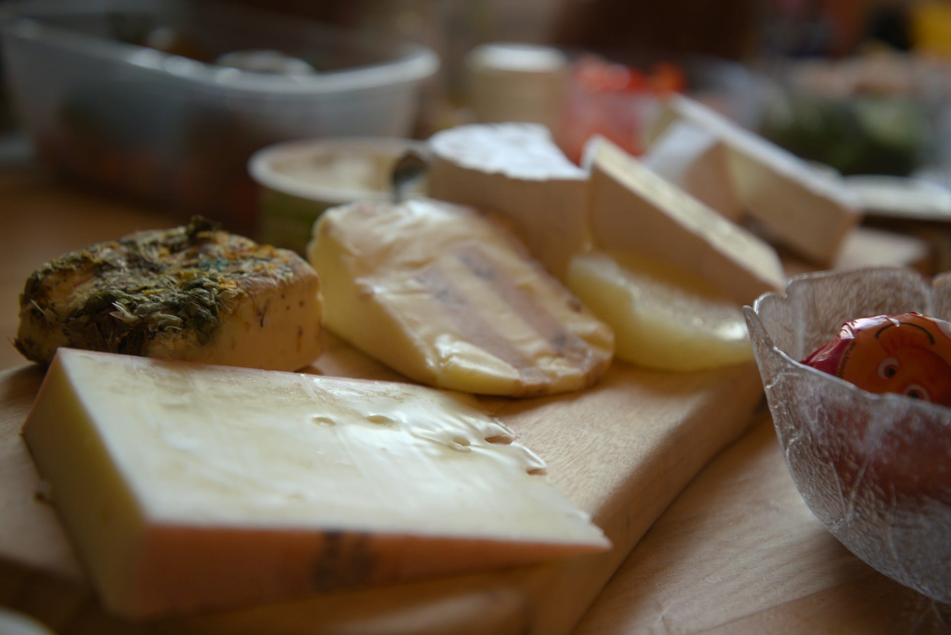 Aprenda a criar uma versão de queijo vegan para cortar com a faca a partir de amêndoas