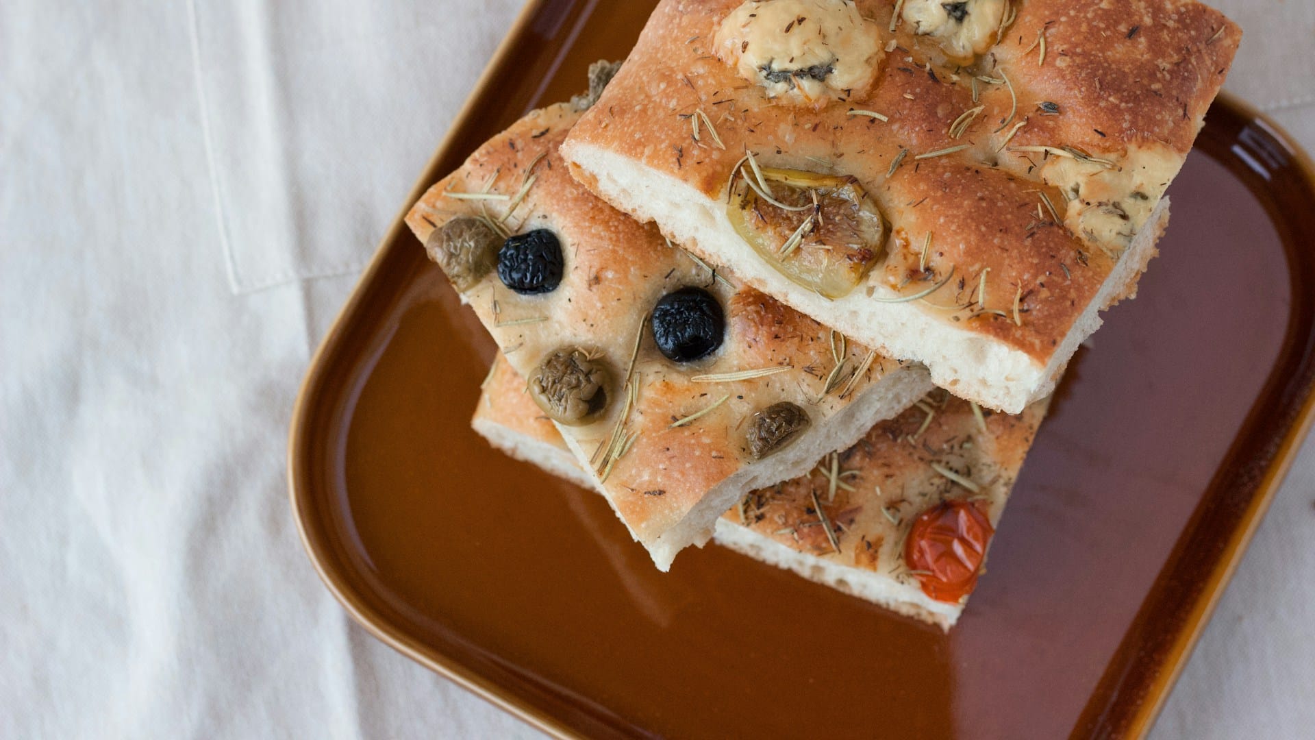 Aprenda a criar focaccia de queijo pão de queijo com as sobras dos queijos de Natal