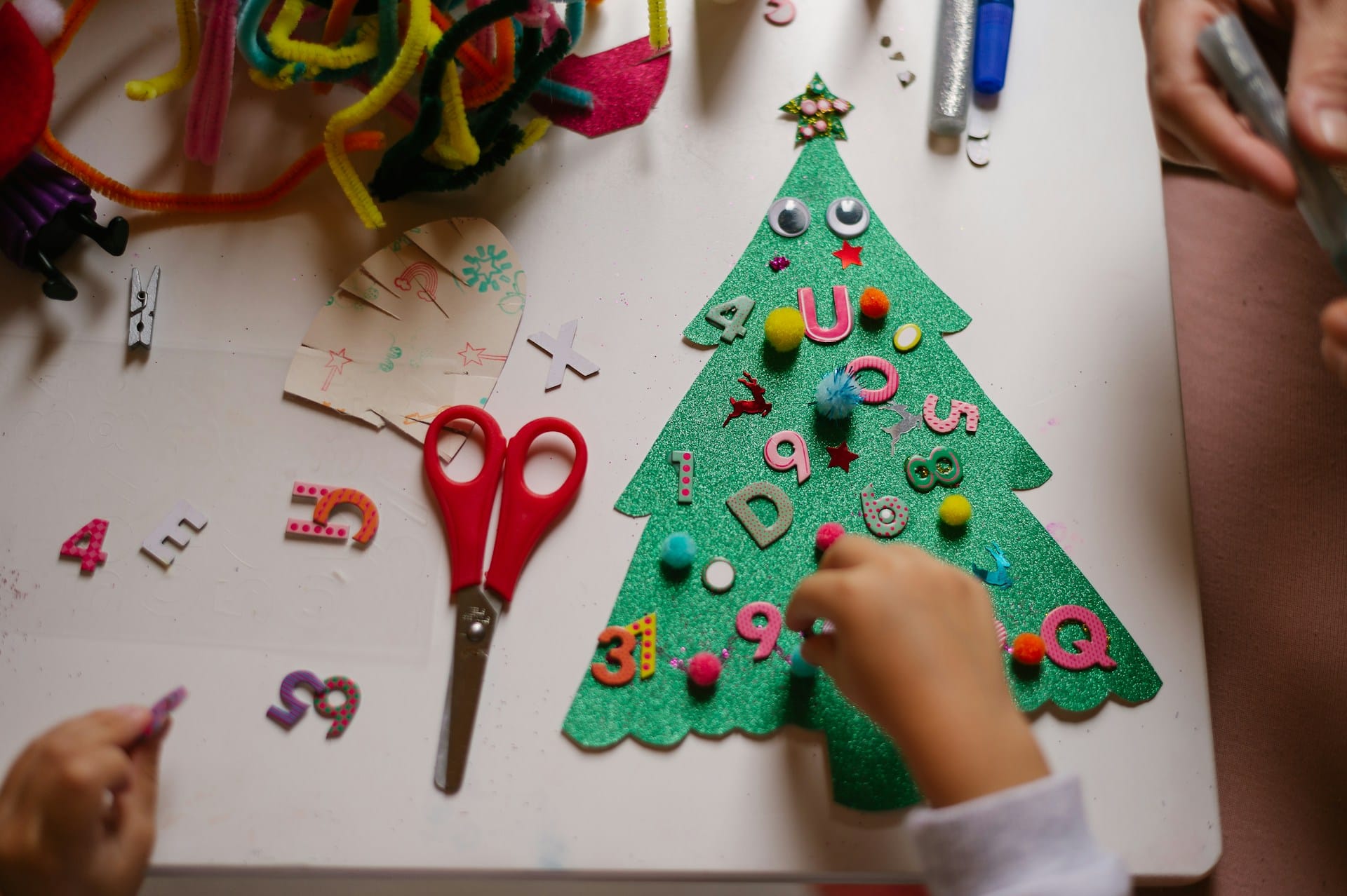 Criar arte com a reutilização de papel e sacos de embrulho de Natal