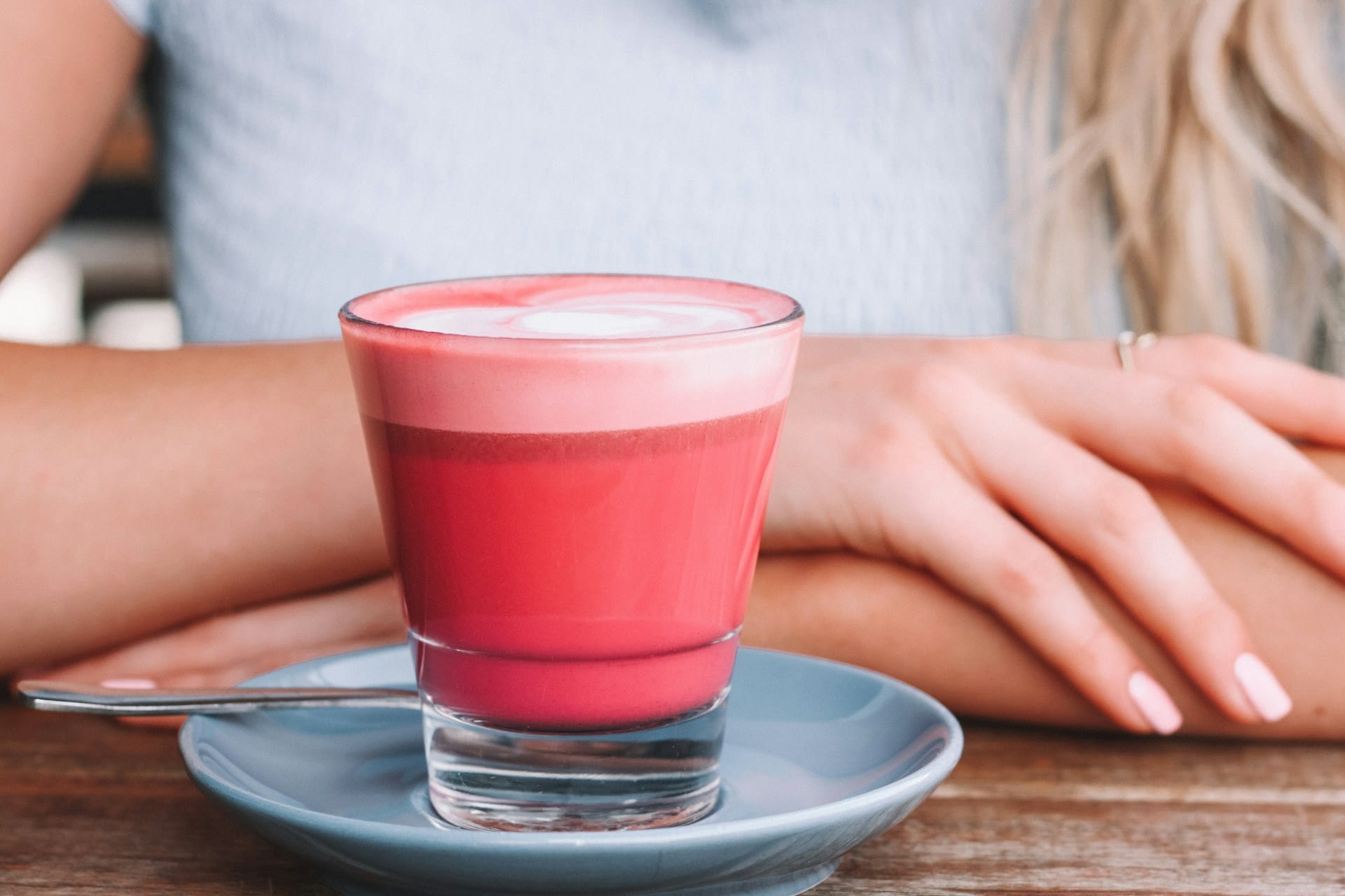 Faça-você-mesmo com frutas e legumes de janeiro, crie duas bebidas naturais que melhoram a energia e combatem estados gripais de toda a família