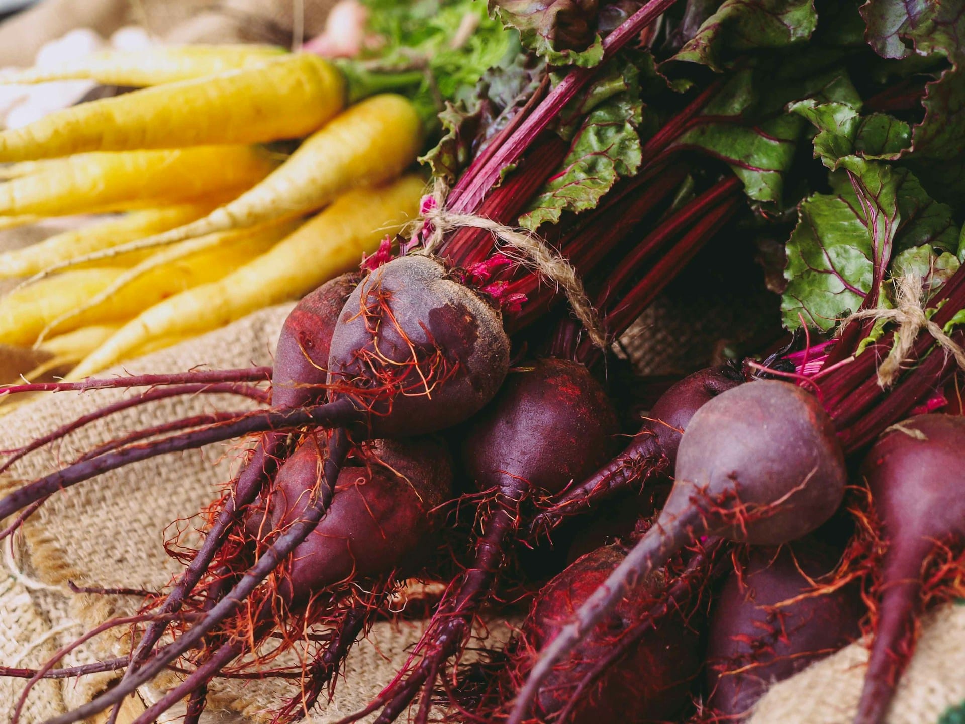Sugestões para utilizar cascas de beterrabas cenouras e maçãs para evitar o desperdício e tirar o máximo partido dessas frutas e legumes