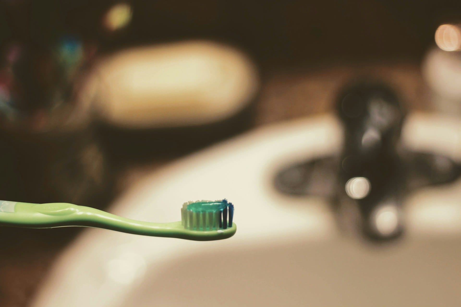 Compreenda como escolher as escovas de dentes mais sustentáveis e como realizar o seu descarte correto