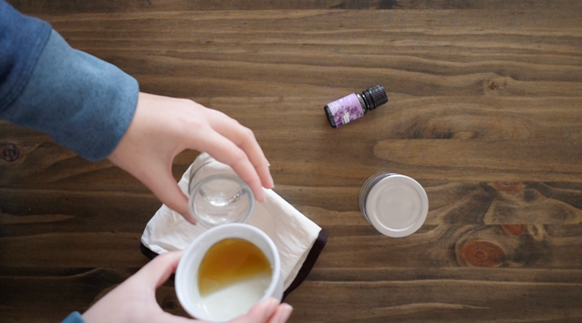 Aprenda a criar perfume sólido e ofereça à sua companheira ou companheiro um presente muito especial e que pode ser personalizado a gosto