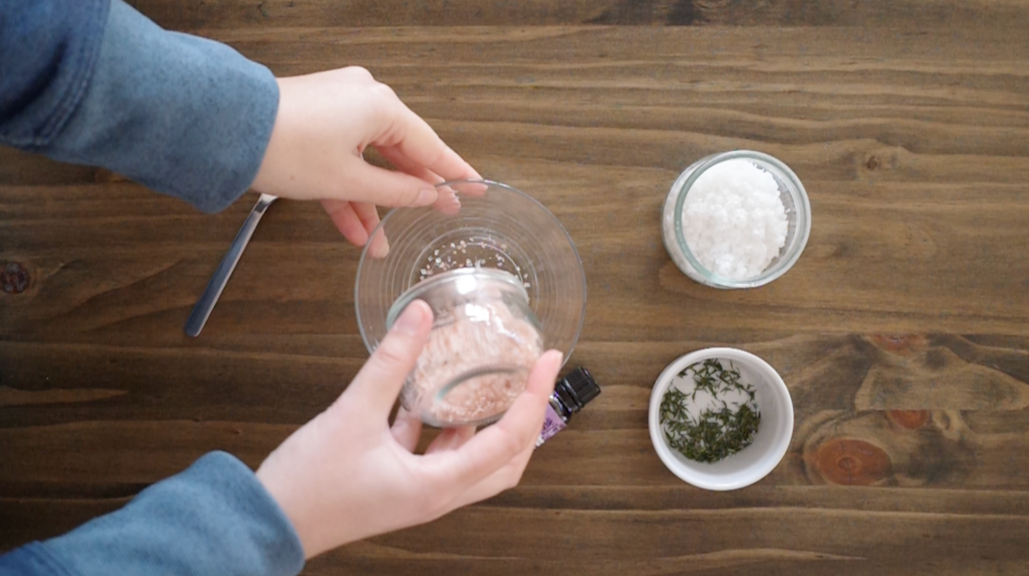 Aprenda a criar sais de banho com apenas 3 ingredientes e ofereça à sua cara-metade um momento de relaxamento