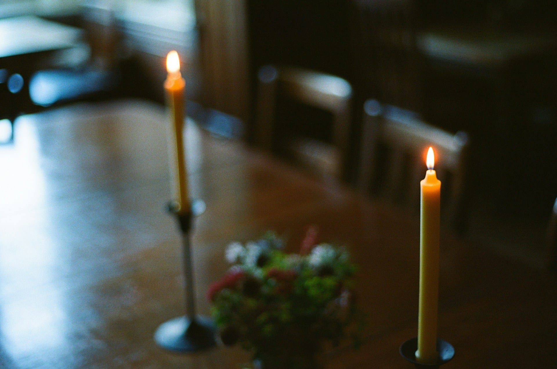 Aprenda a criar velas caseiras com cera de abelha natural e com aroma reconfortante a mel