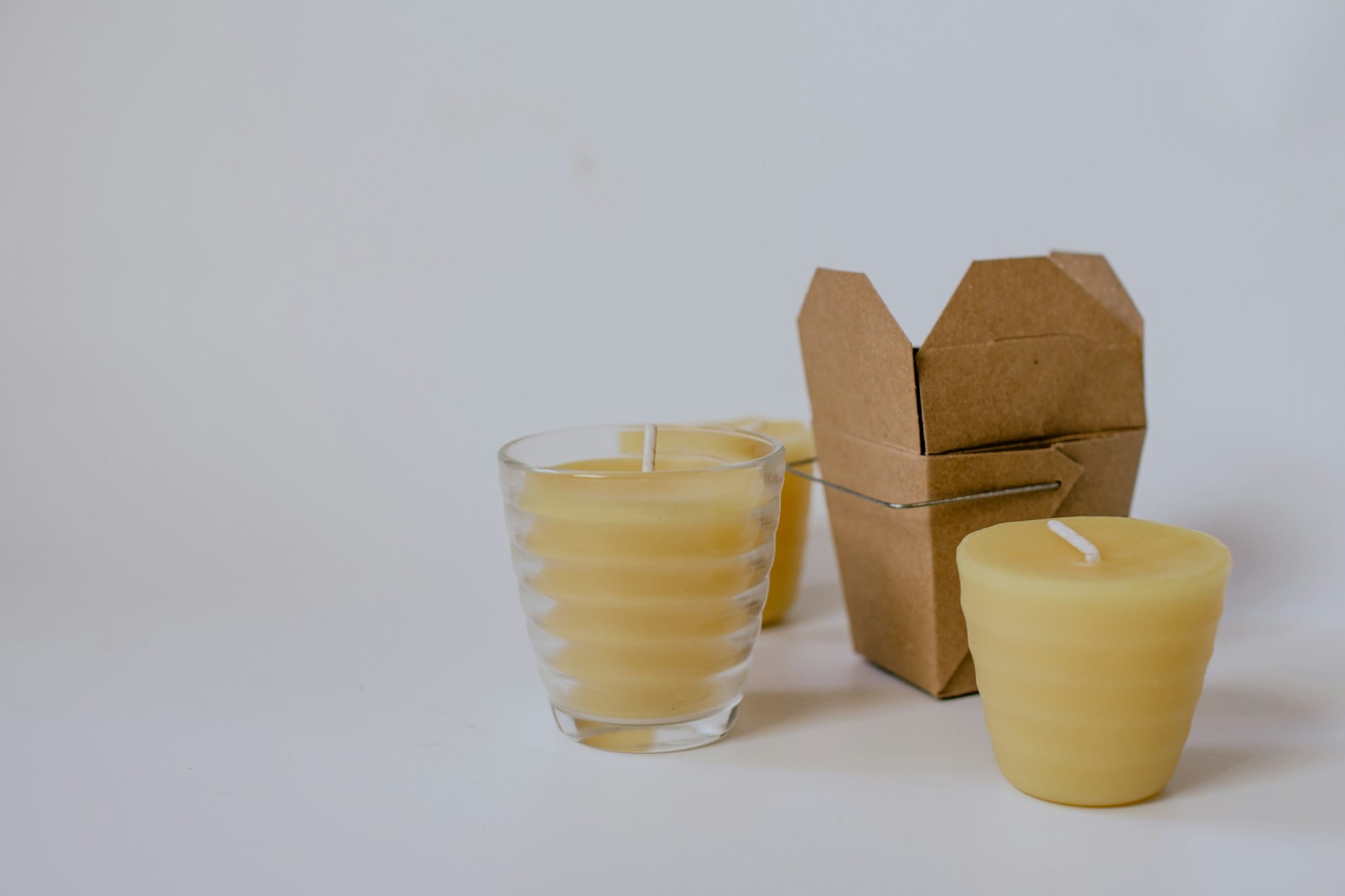 Aprenda a criar velas caseiras com cera de abelha natural e com aroma reconfortante a mel