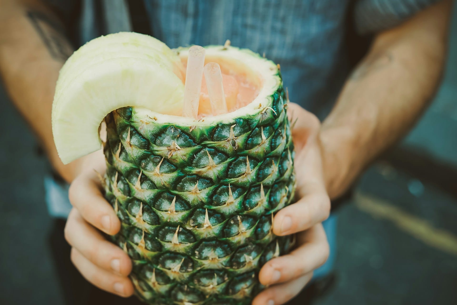 Aprenda a criar cocktail painkiller com notas de frutas frescas secas e especiarias e surpreenda