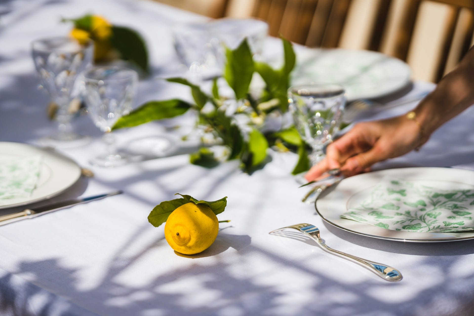 Ideias para decorar a mesa da refeição de páscoa com artigos temáticos e sustentáveis que irão criar uma atmosfera especial