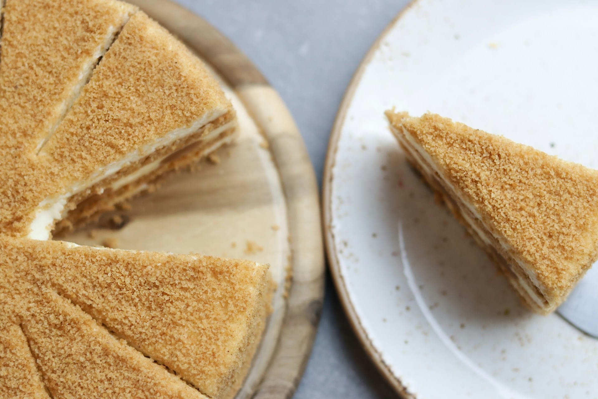 Aprenda a criar bolo de bolacha de limão e delicie a sua família com esta sobremesa vegan que não deixará ninguém indiferente