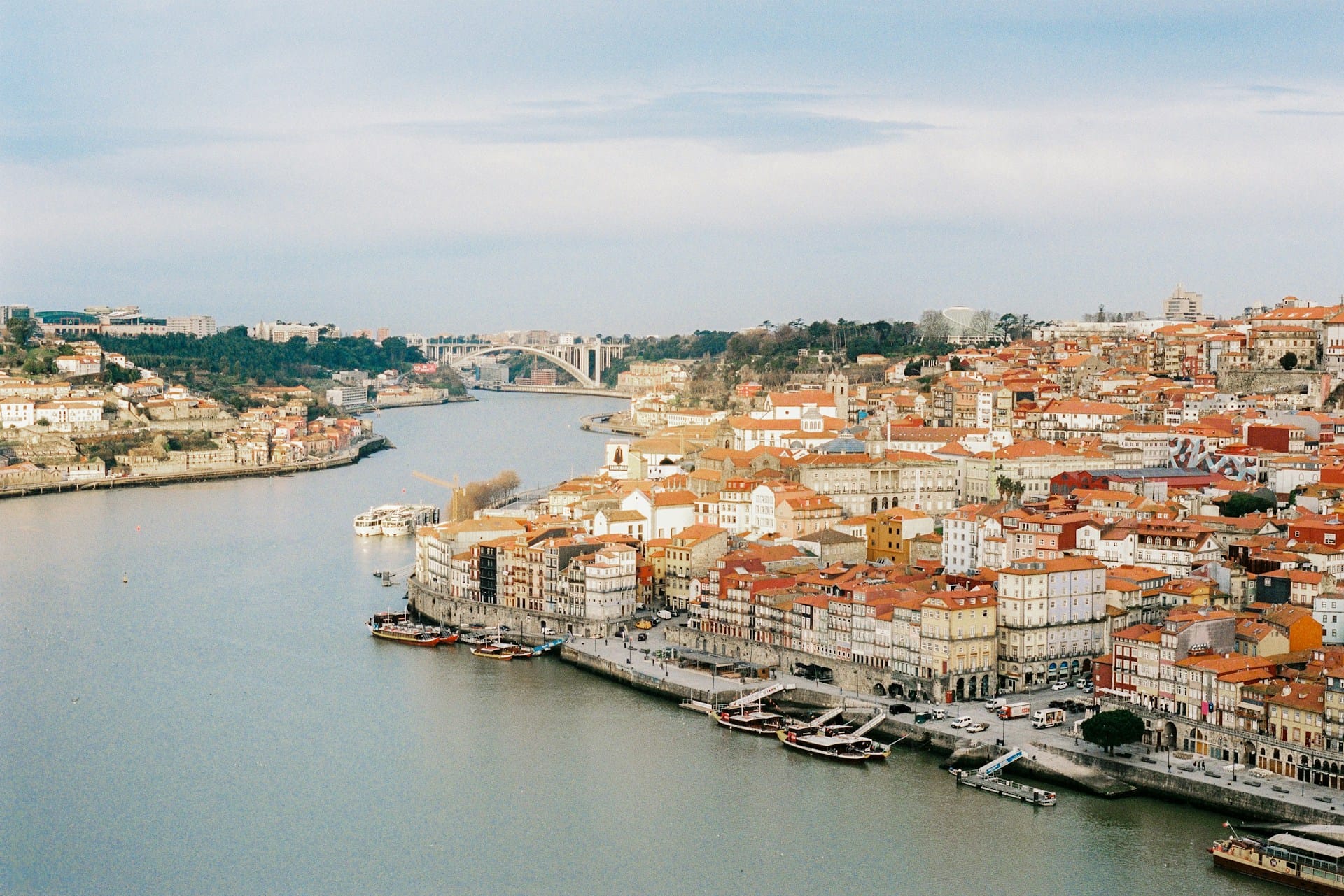 Como viajar em Portugal é mais sustentável e como contribui para a economia cultura e ambiente